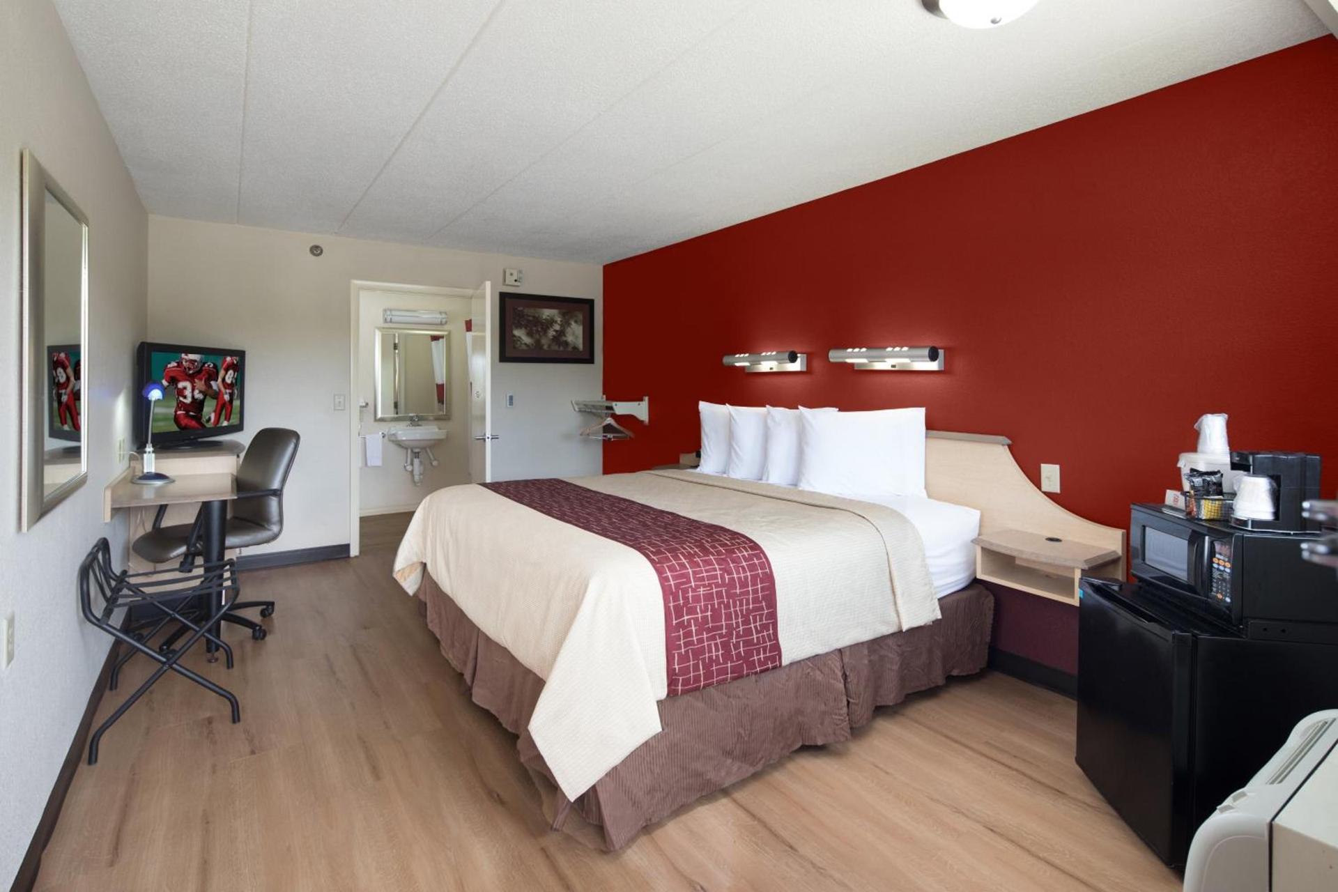 Red Roof Inn Cincinnati Northeast - Blue Ash photo 16
