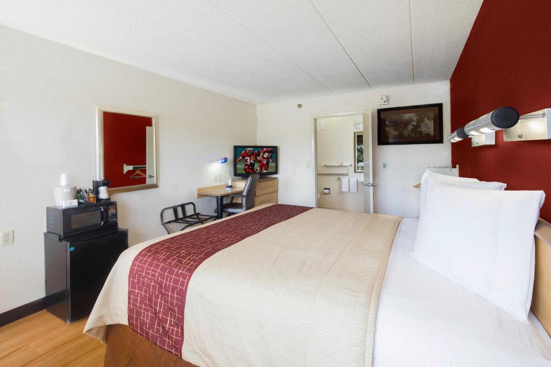 Red Roof Inn Cincinnati Northeast - Blue Ash photo 17