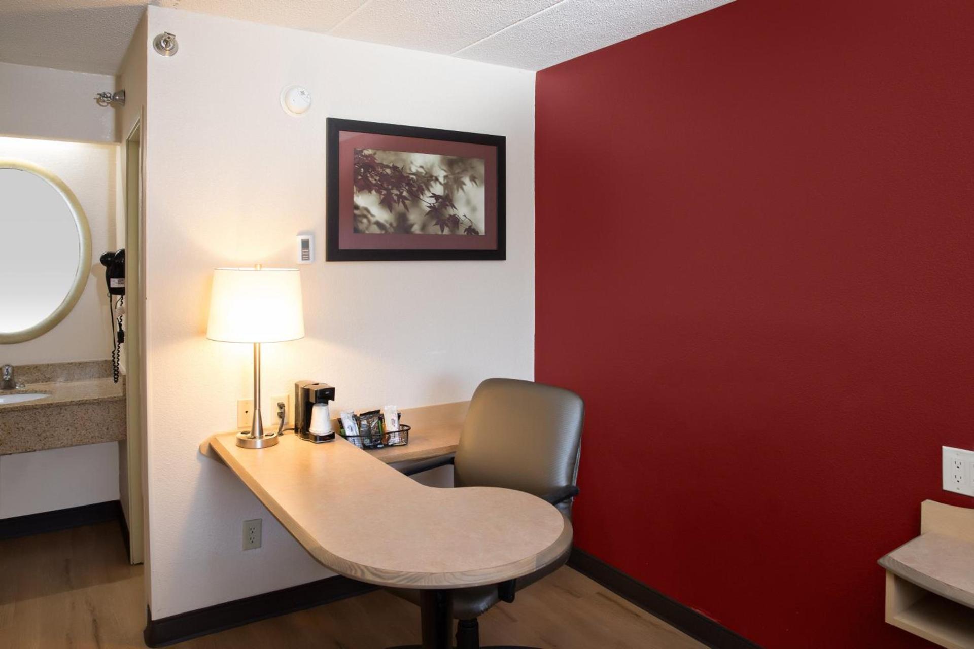 Red Roof Inn Cincinnati Northeast - Blue Ash photo 11
