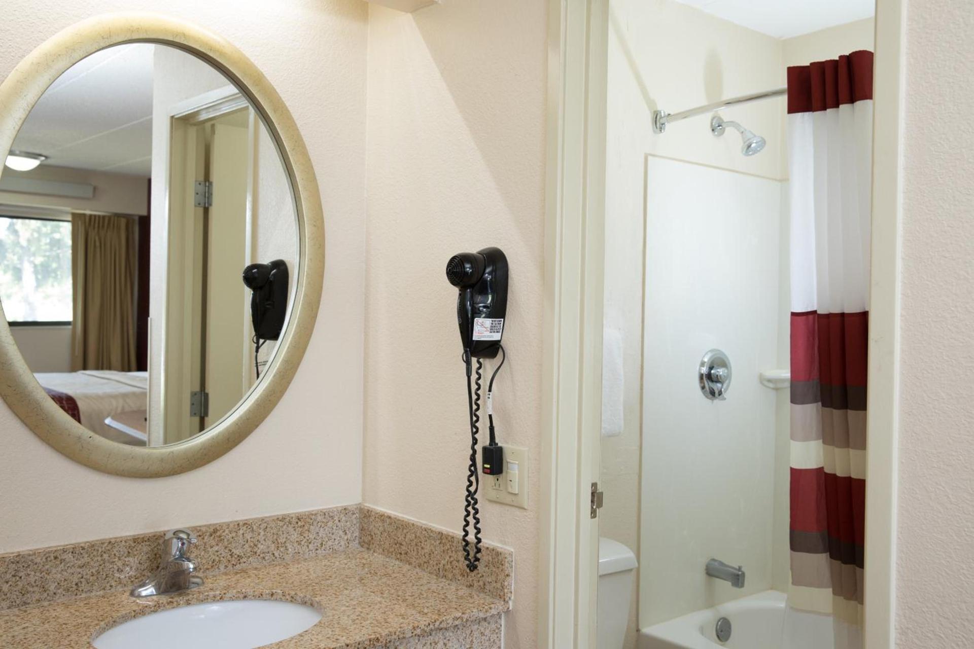 Red Roof Inn Cincinnati Northeast - Blue Ash photo 20