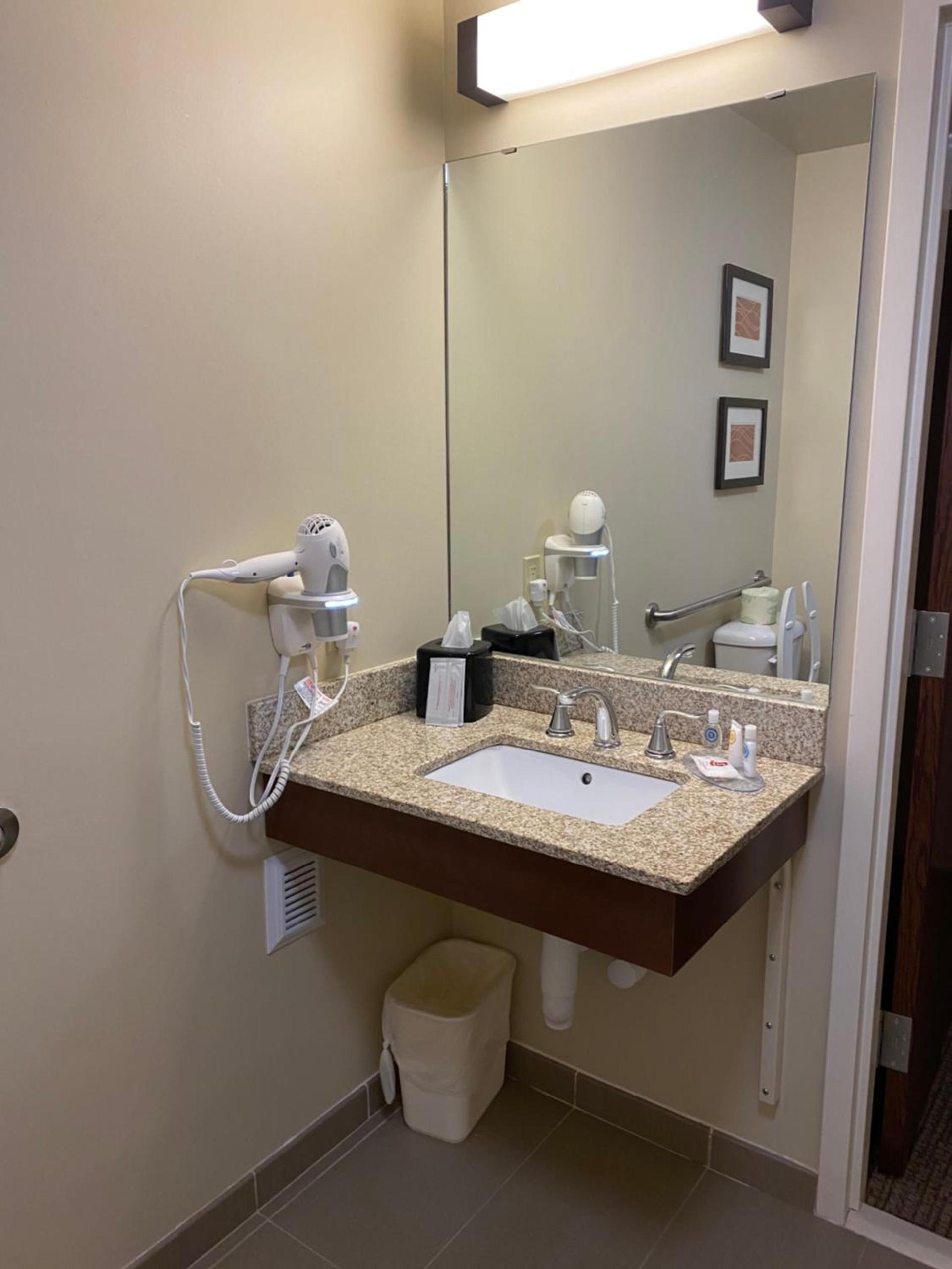 Comfort Inn & Suites photo 47