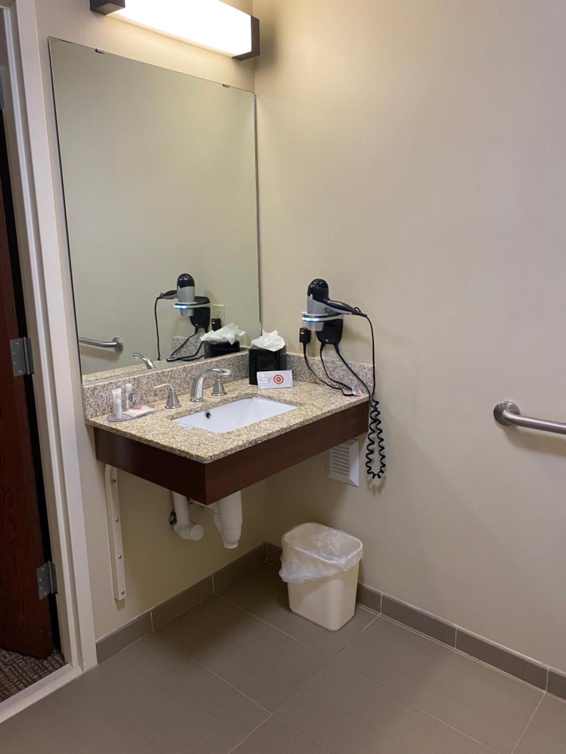 Comfort Inn & Suites photo 41