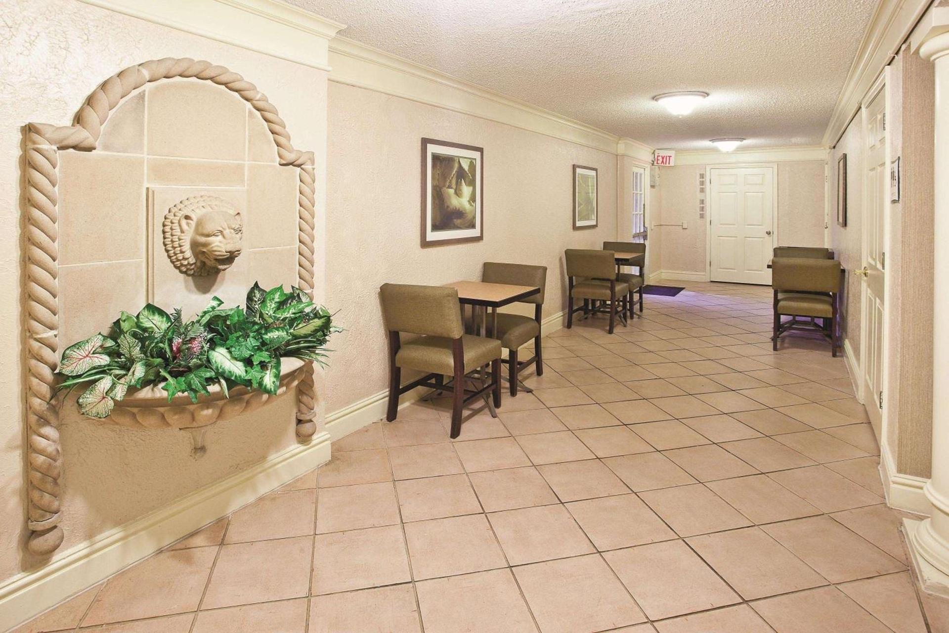 Howard Johnson by Wyndham Columbus Fort Moore photo 4
