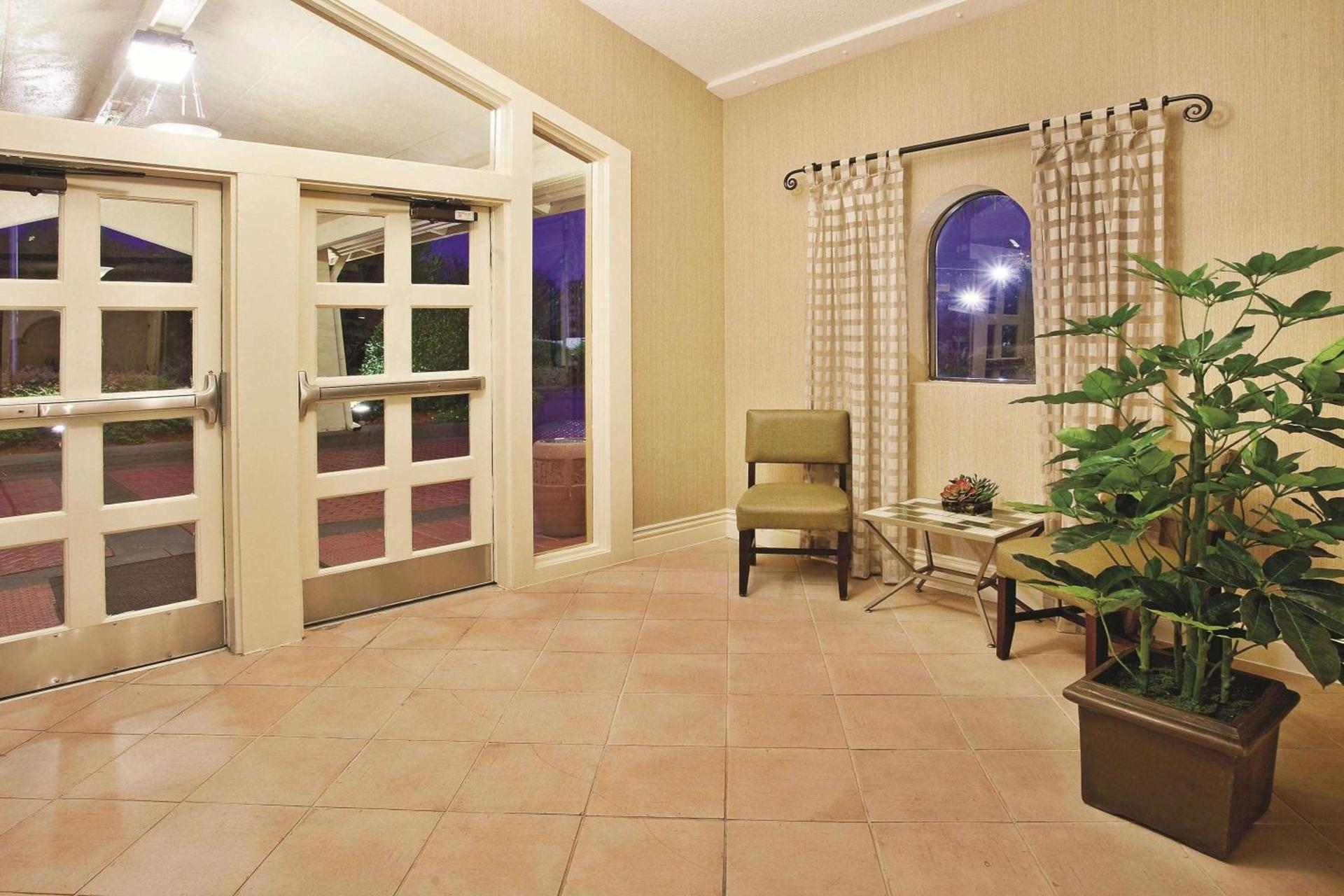 Howard Johnson by Wyndham Columbus Fort Moore photo 6