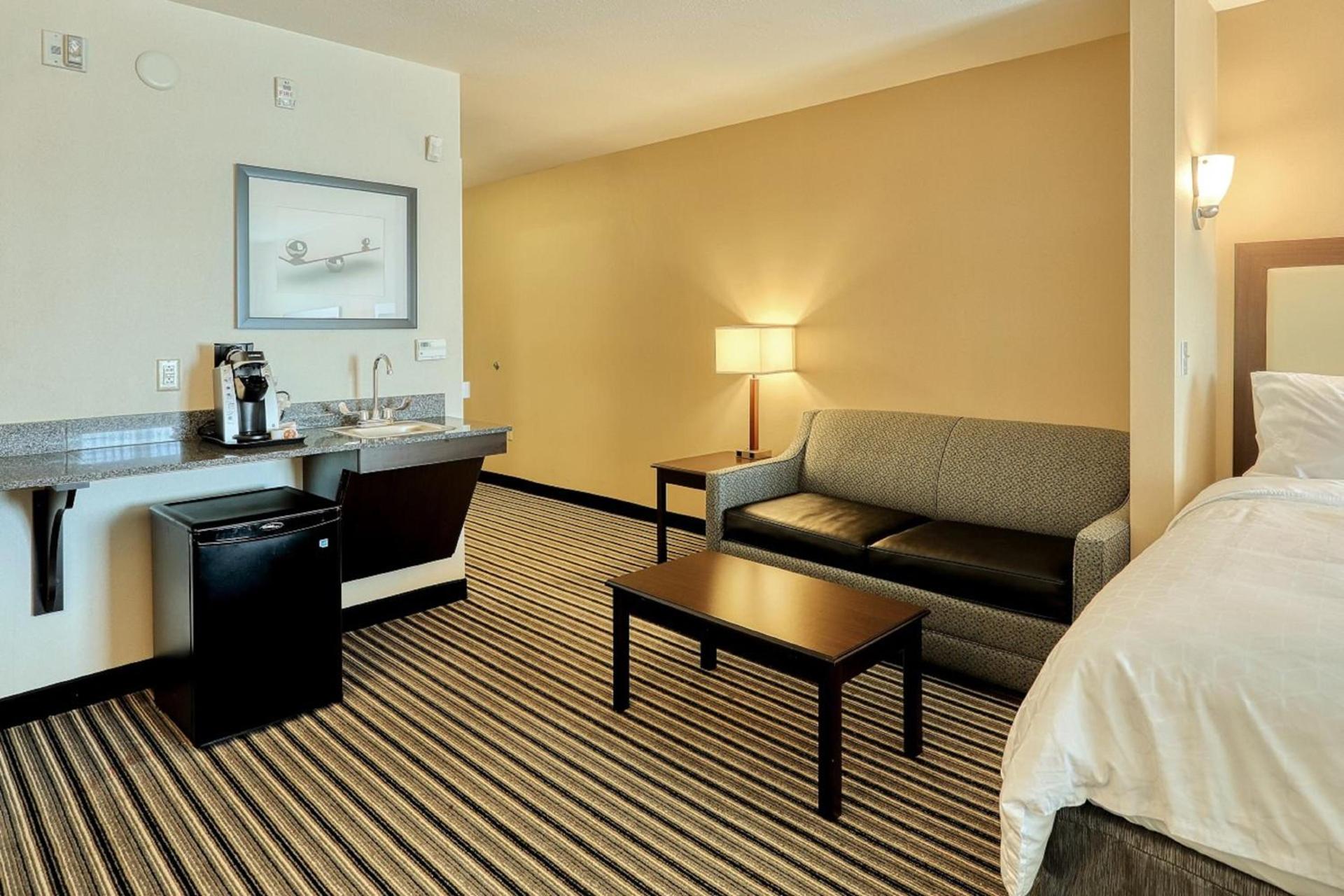 Holiday Inn Express and Suites Batavia by IHG photo 30