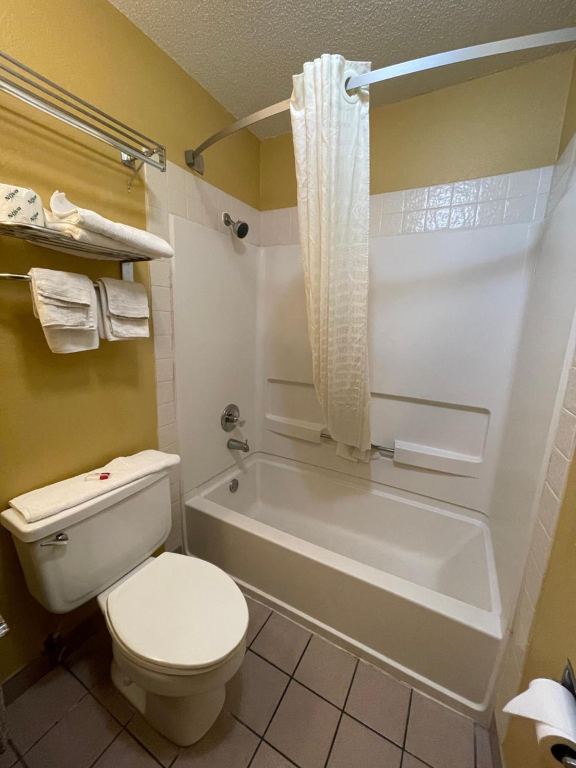 Super 8 by Wyndham Van Buren/Ft. Smith Area photo 26