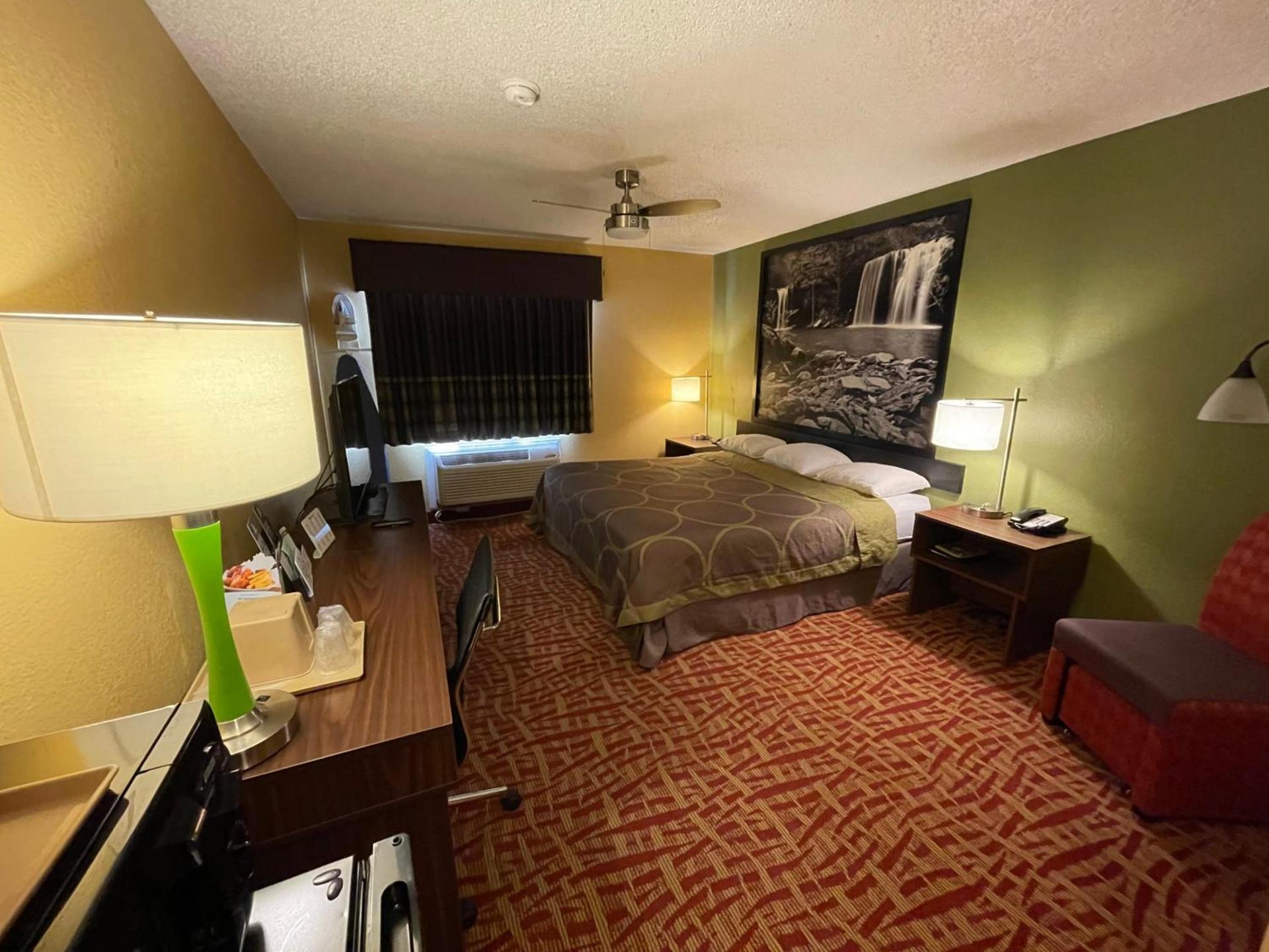 Super 8 by Wyndham Van Buren/Ft. Smith Area photo 25