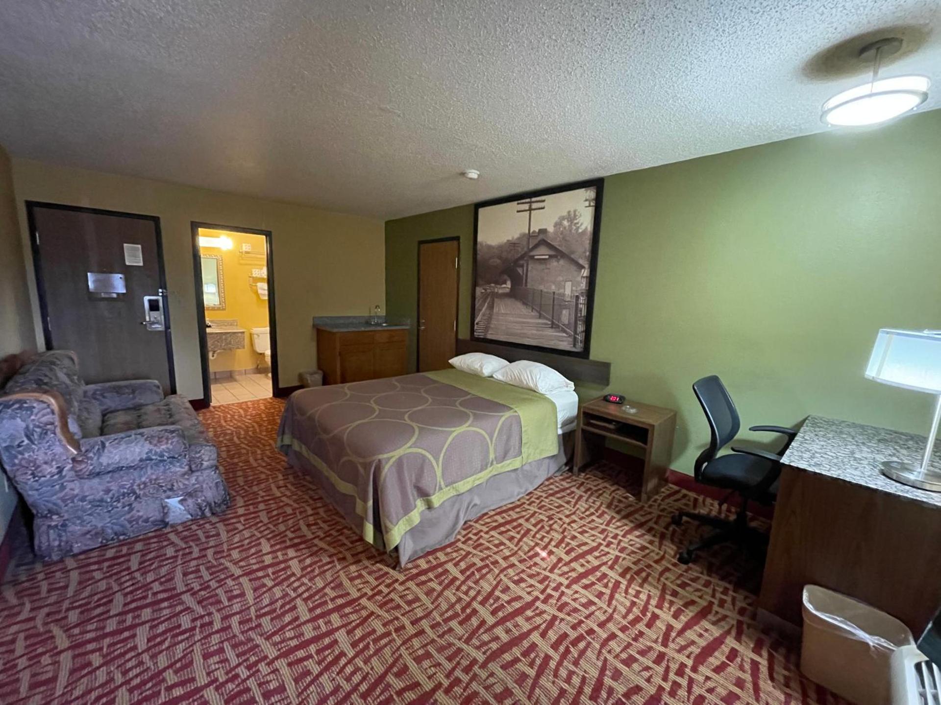 Super 8 by Wyndham Van Buren/Ft. Smith Area photo 16