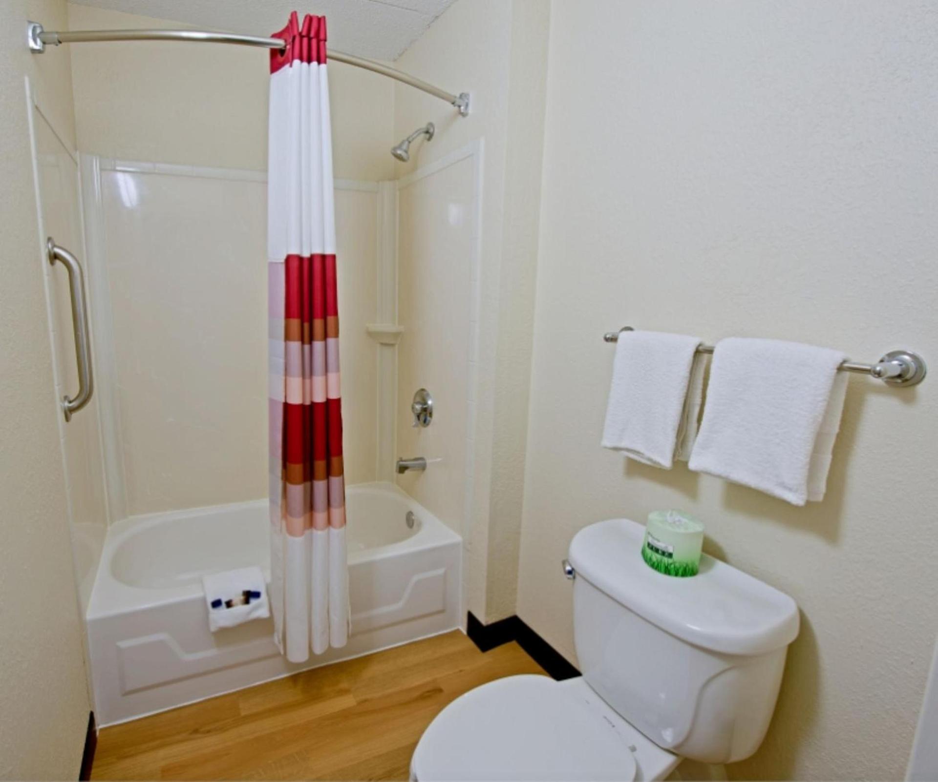 Red Roof Inn Canton photo 25