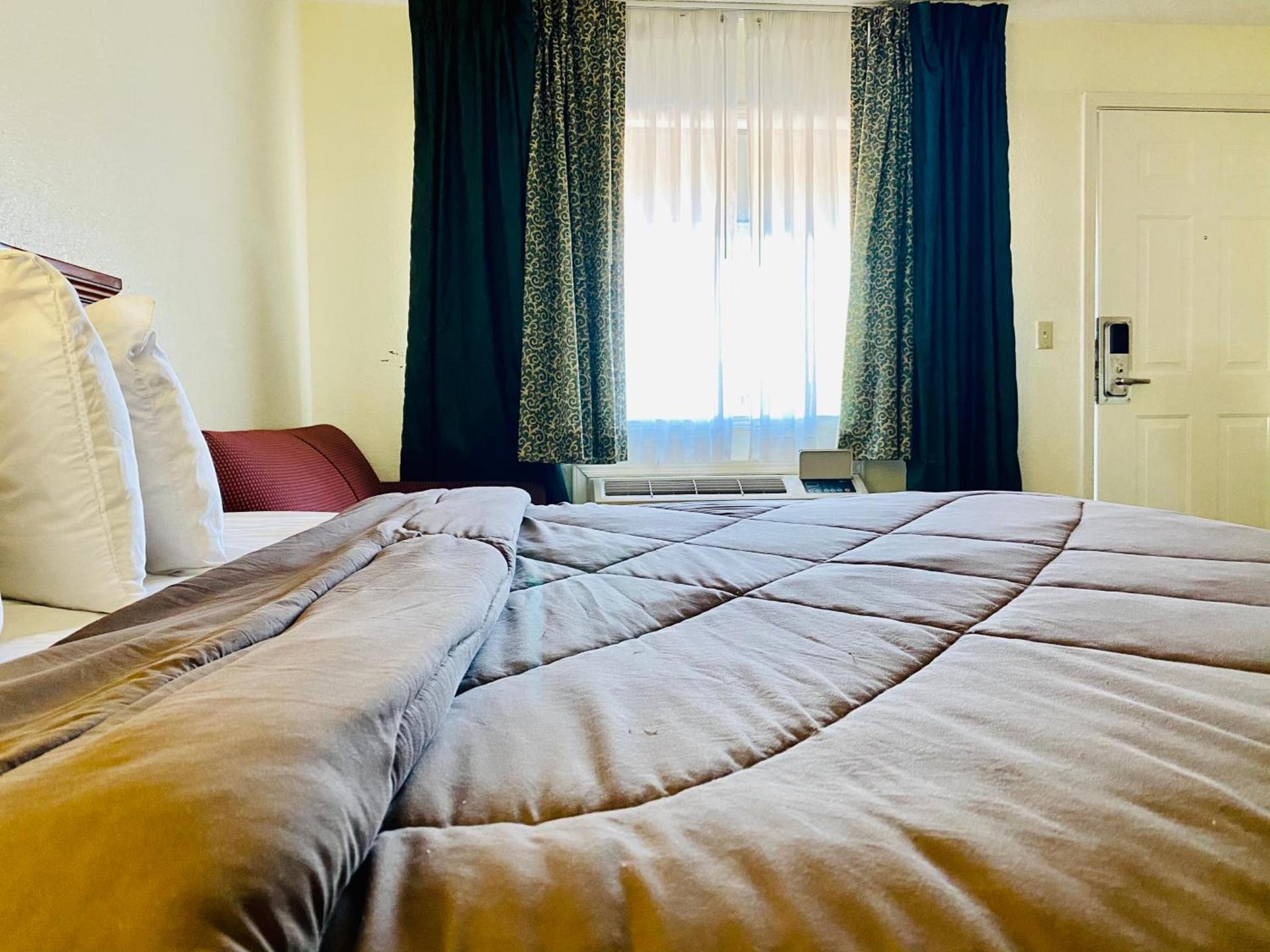 Ozark Inn & Suites photo 4