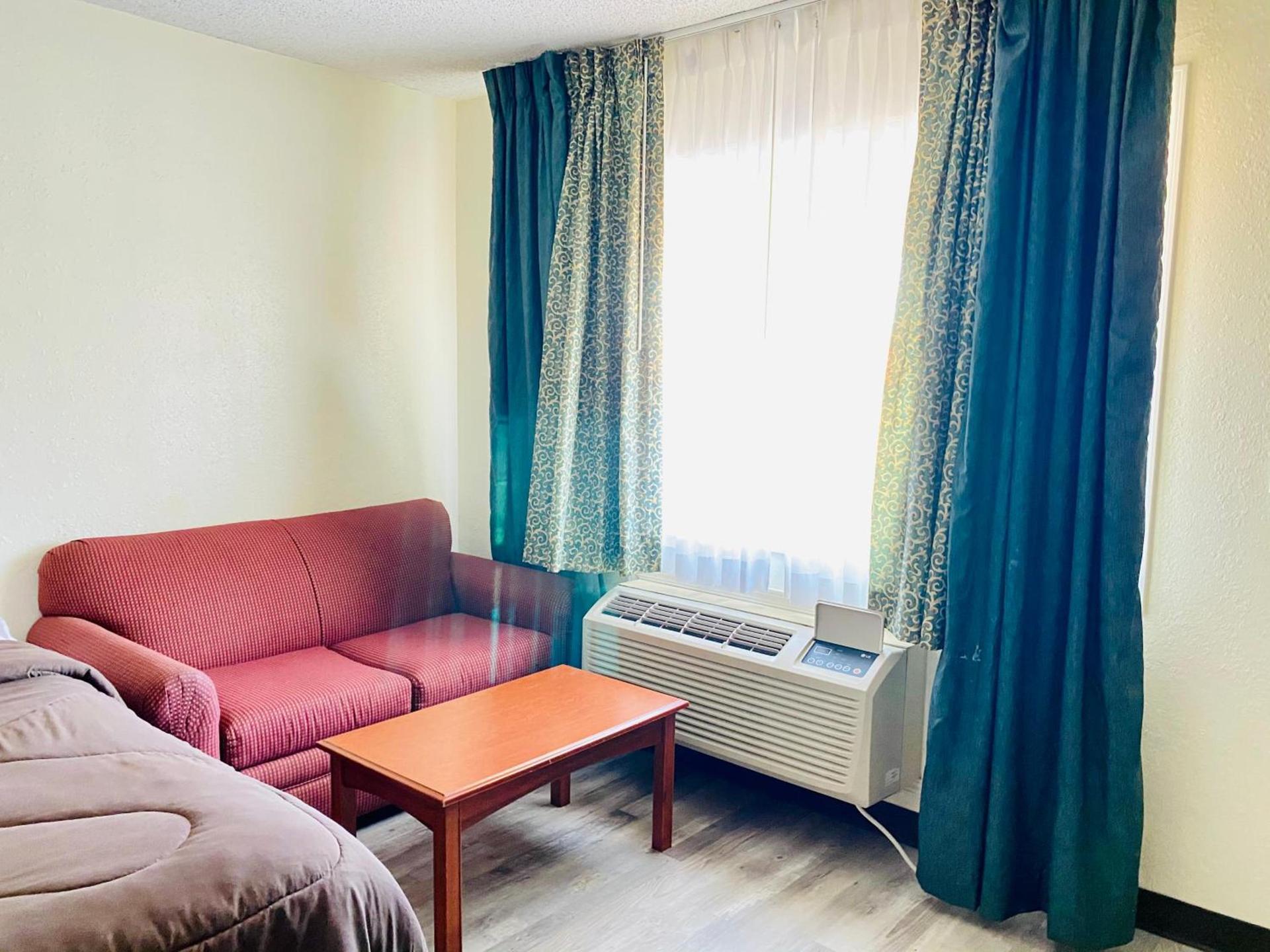 Ozark Inn & Suites photo 3