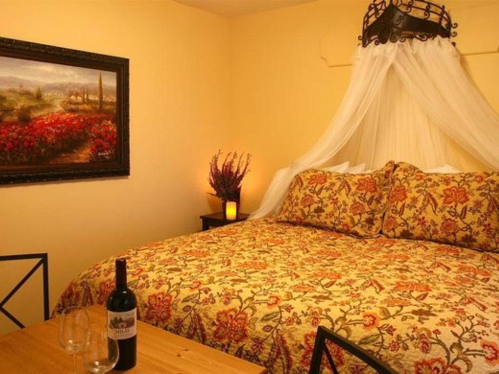 Cabernet House, an Old World Inn photo 41