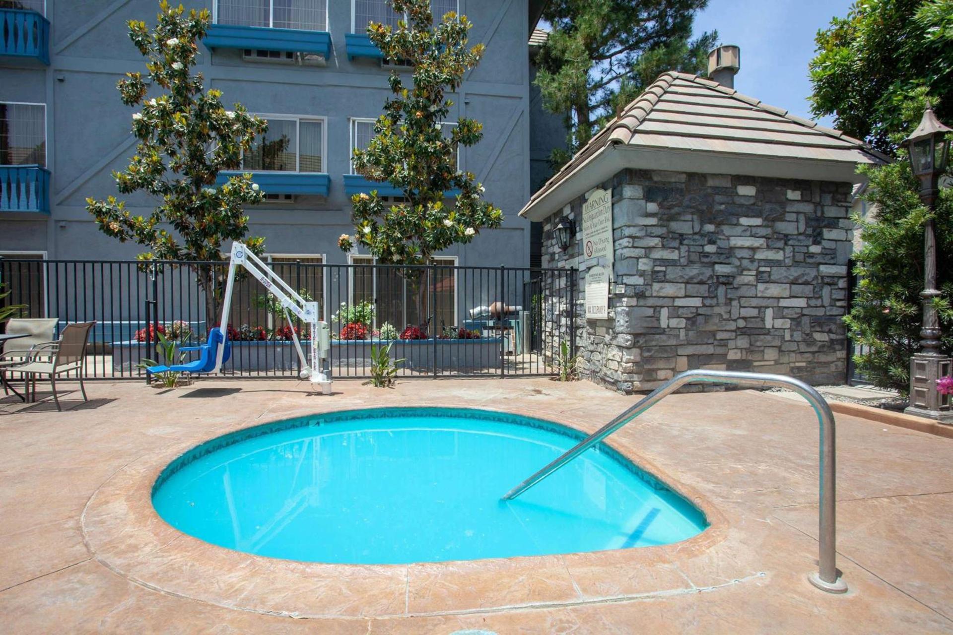 Azure Hotel&Suites Ontario Trademark Collection by Wyndham photo 5
