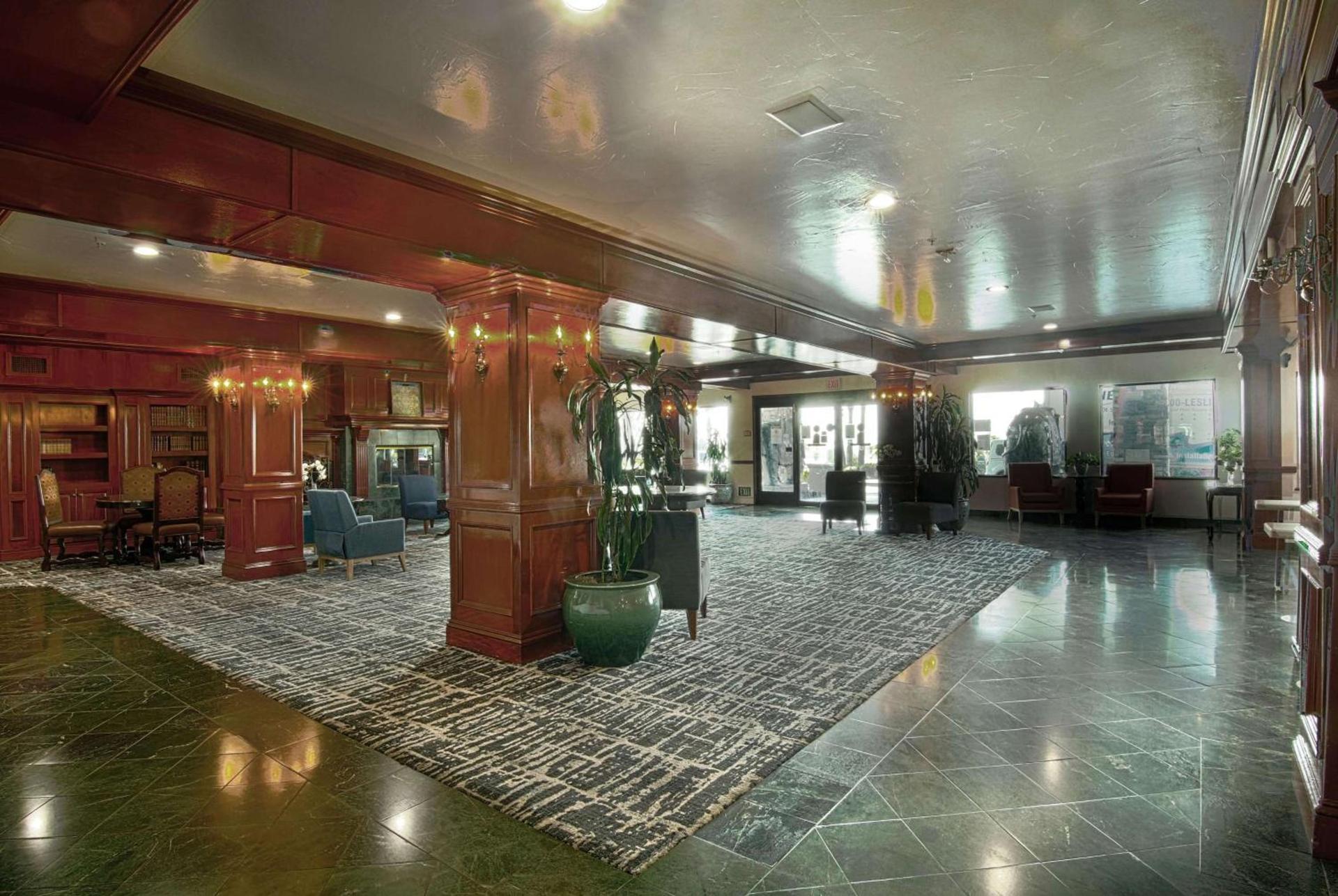 Azure Hotel&Suites Ontario Trademark Collection by Wyndham photo 4