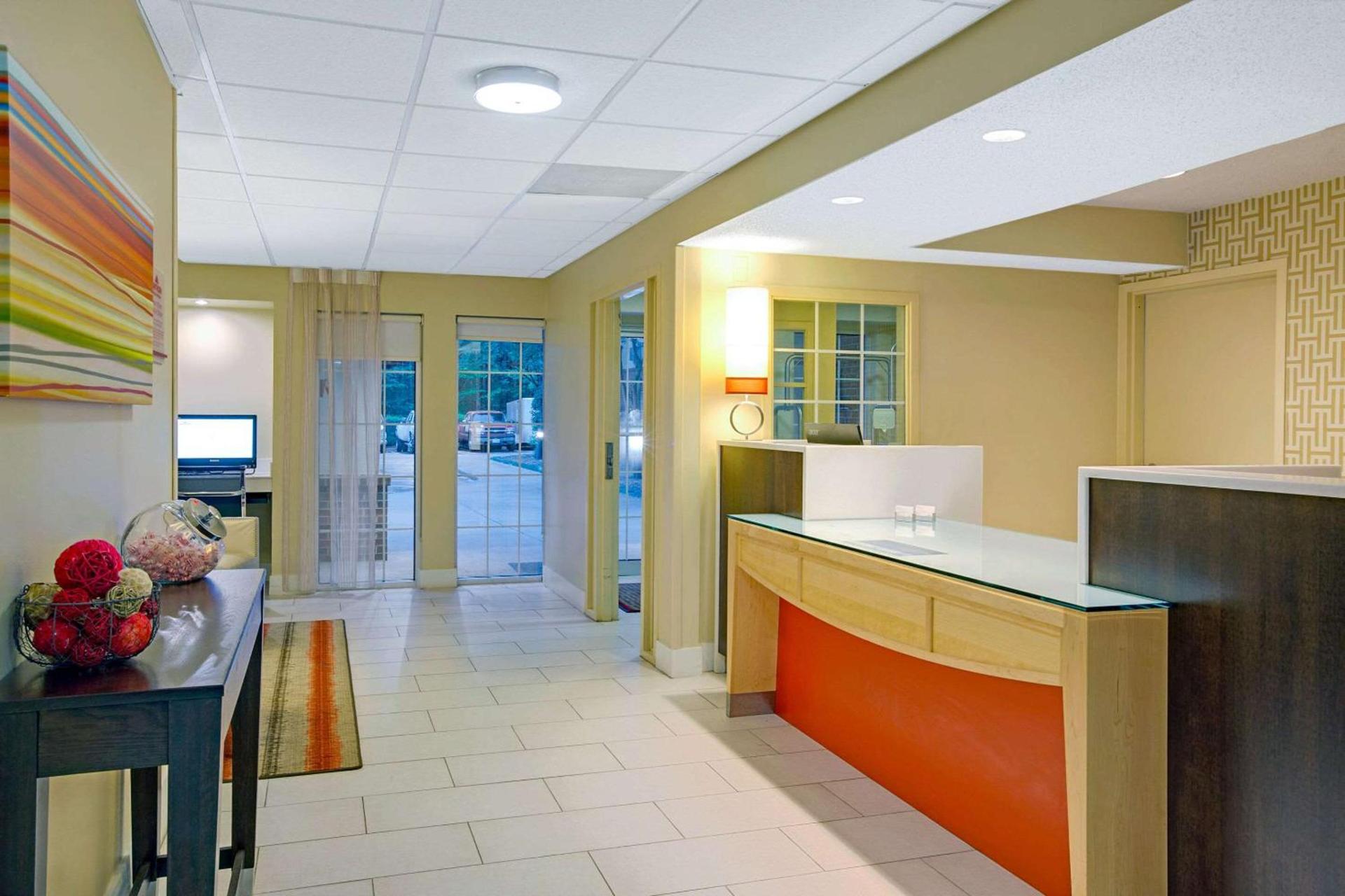 Suburban Studios Charlotte - Executive Park photo 3