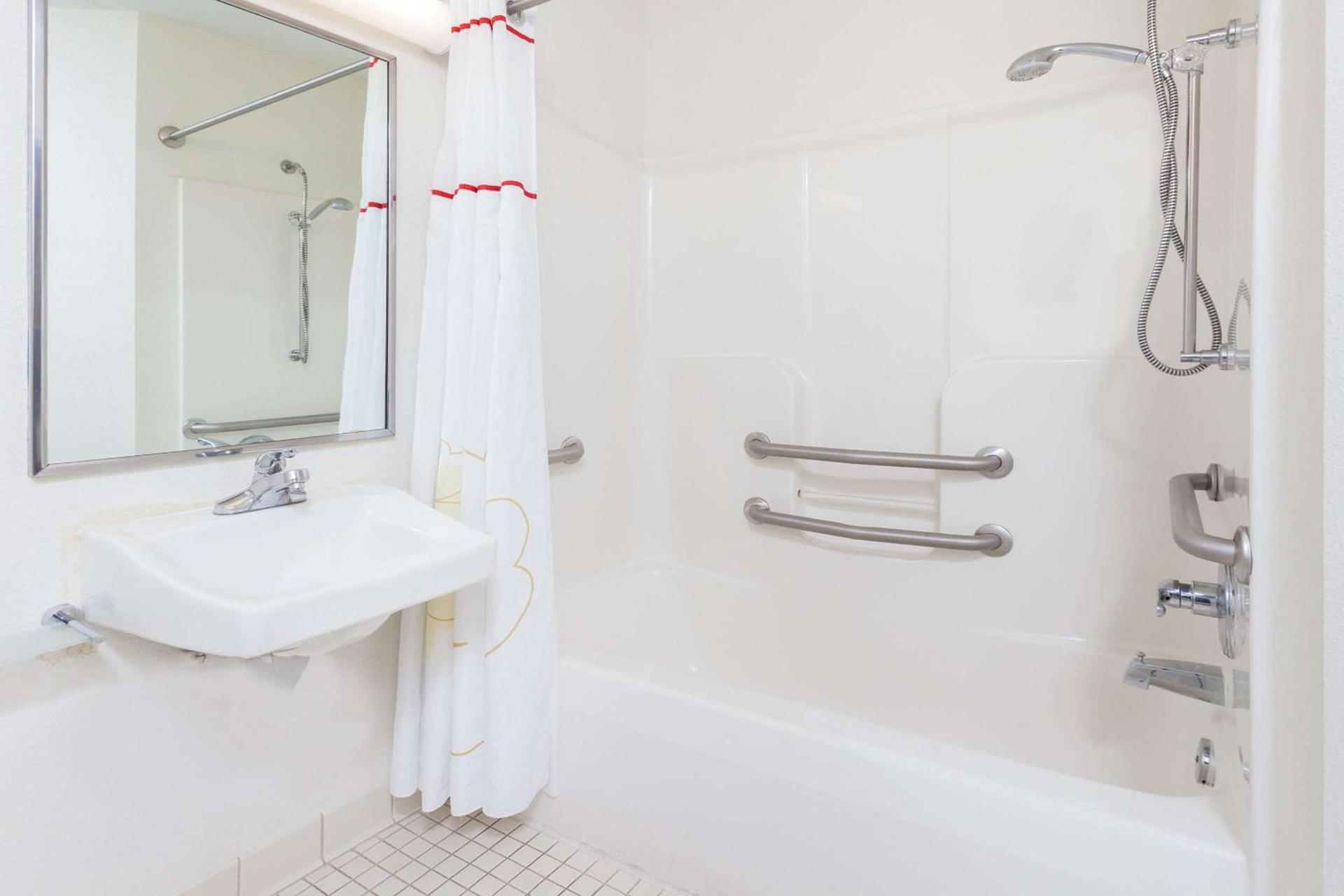 Suburban Studios Charlotte - Executive Park photo 4