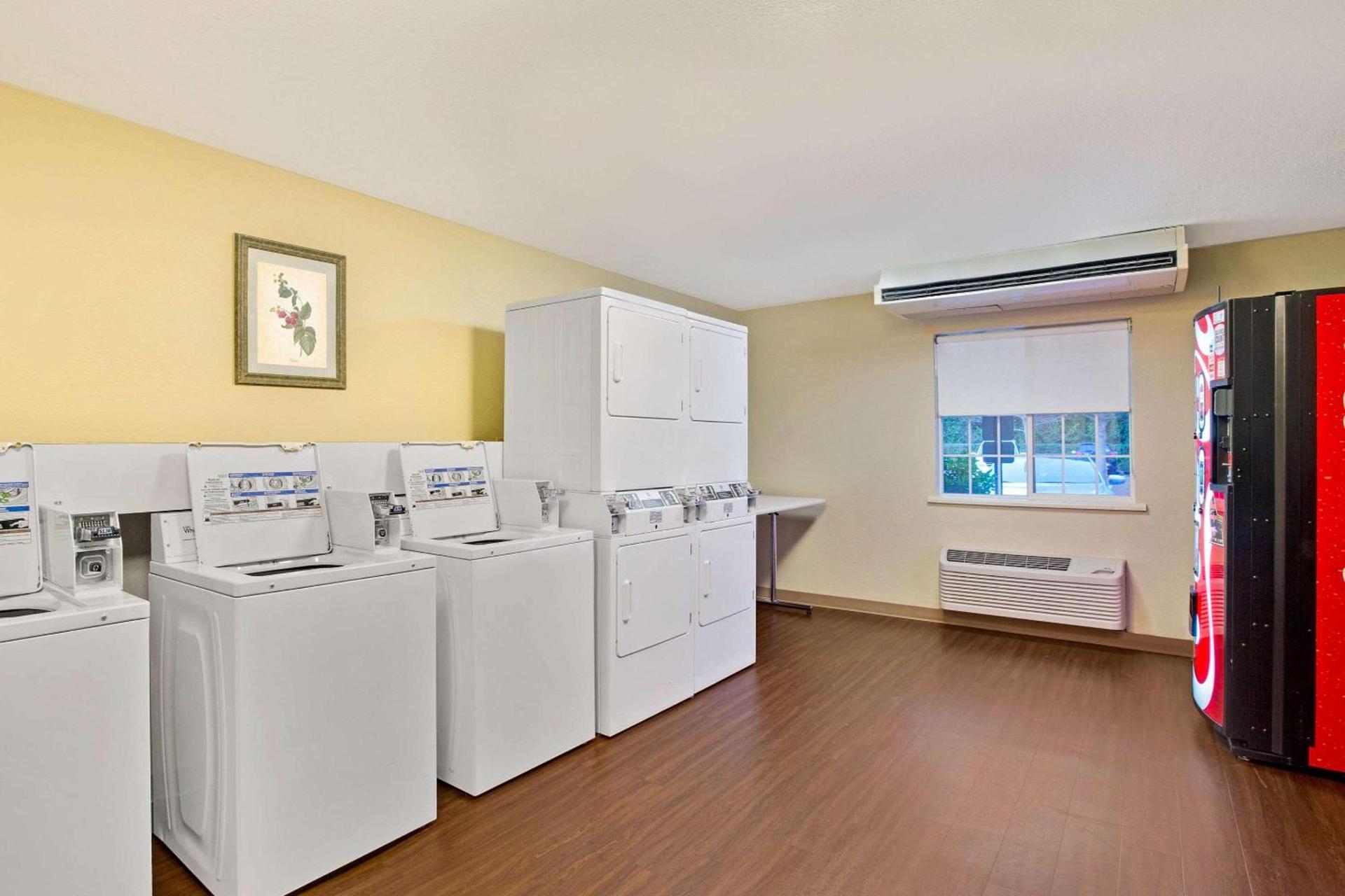 Suburban Studios Charlotte - Executive Park photo 11