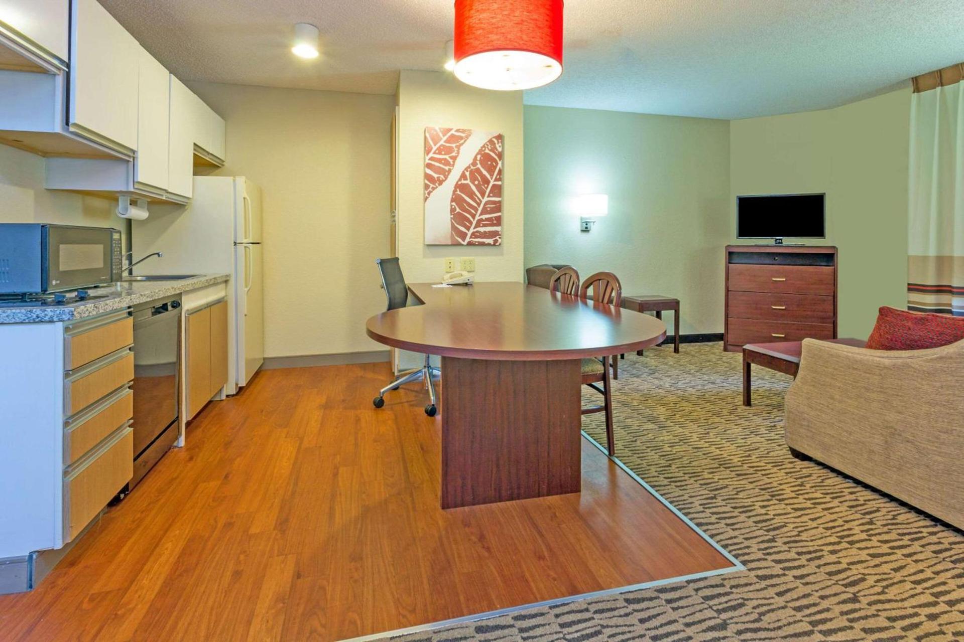 Suburban Studios Charlotte - Executive Park photo 12