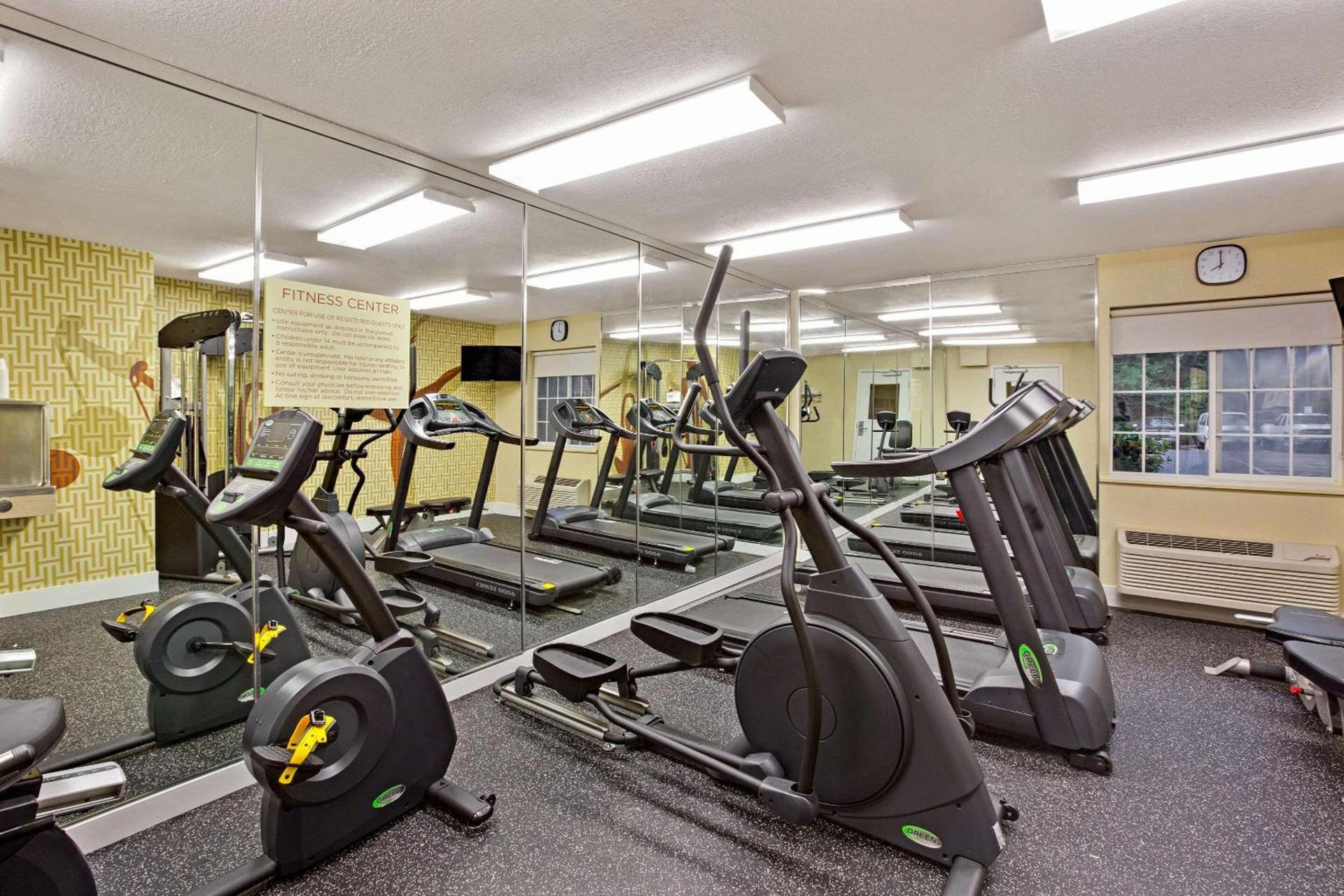 Suburban Studios Charlotte - Executive Park photo 14