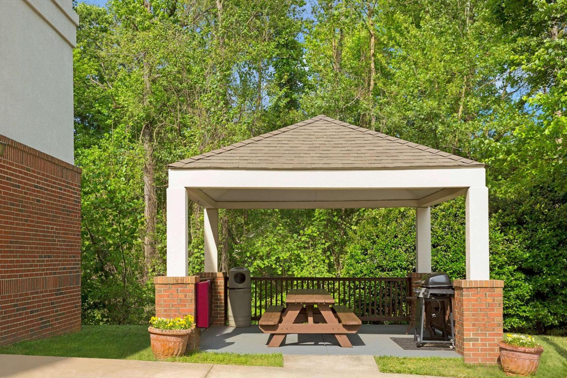 Suburban Studios Charlotte - Executive Park photo 15