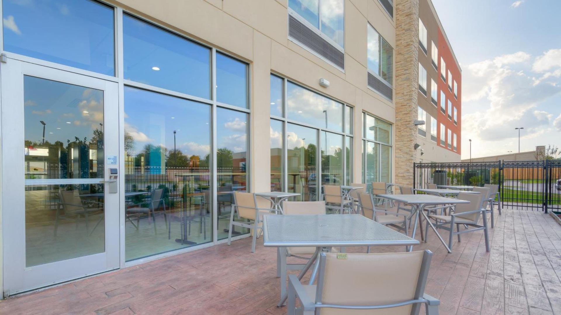 Holiday Inn Express & Suites Tulsa Midtown by IHG photo 23