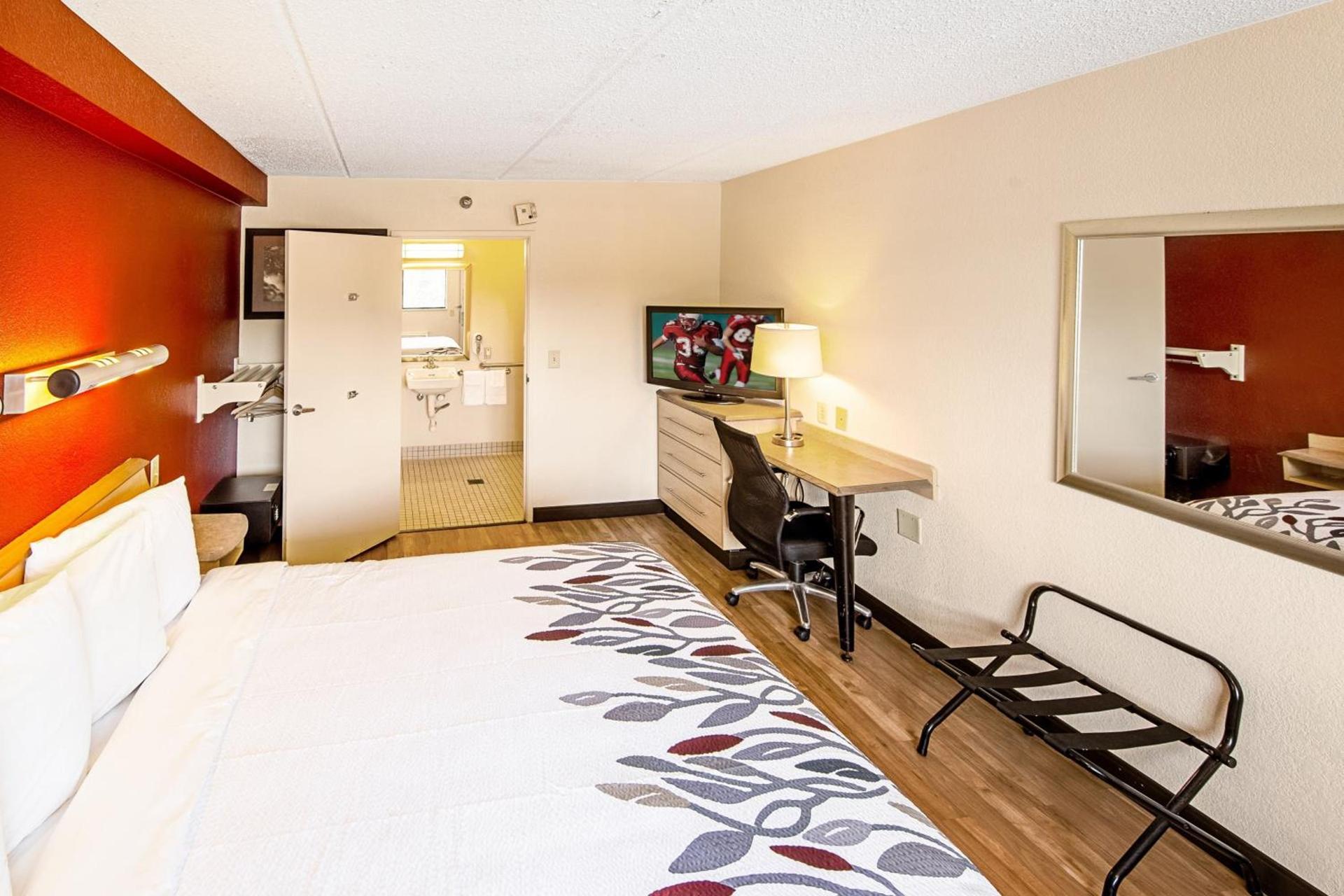 Red Roof Inn Toledo University photo 17