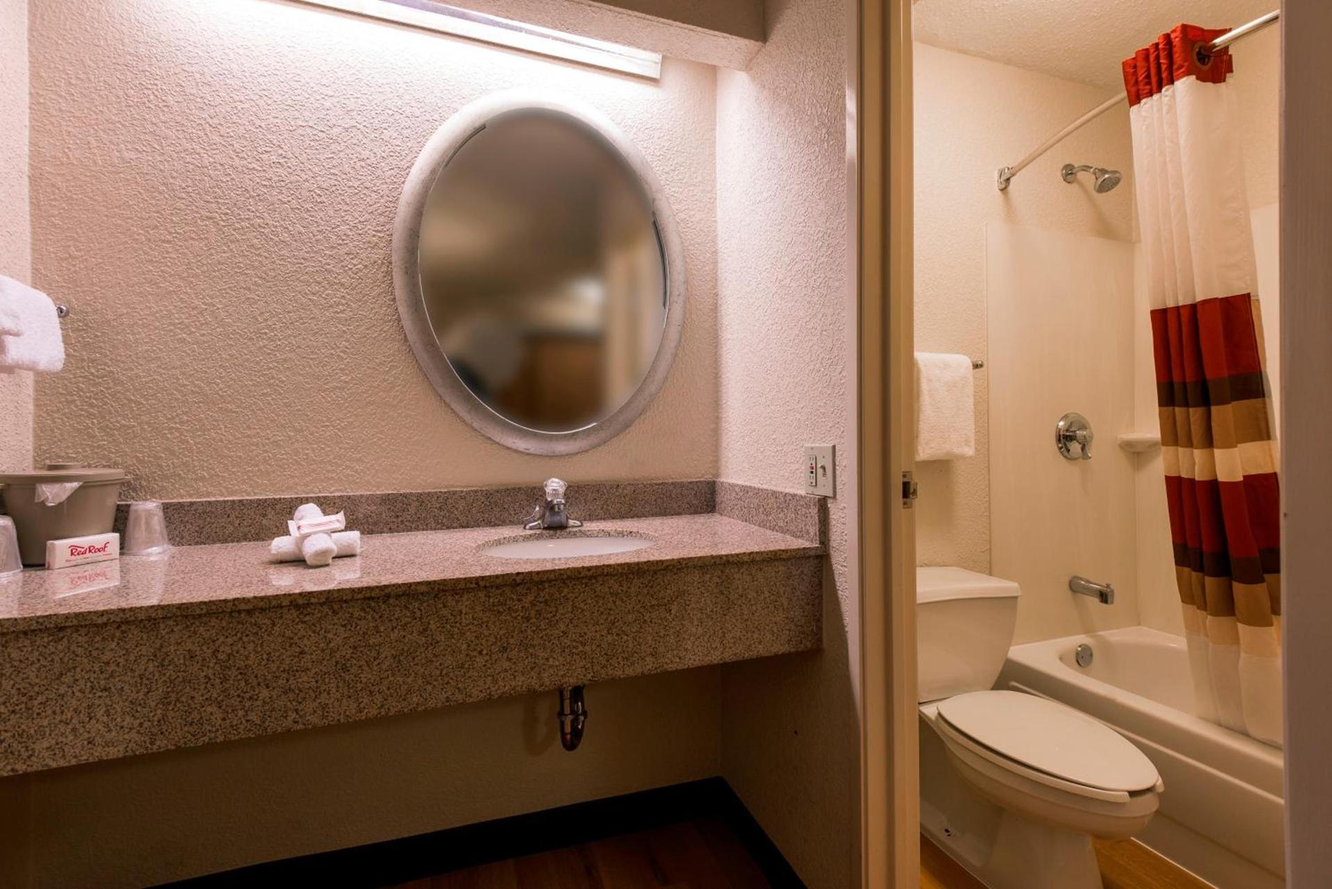 Red Roof Inn Elkhart photo 18