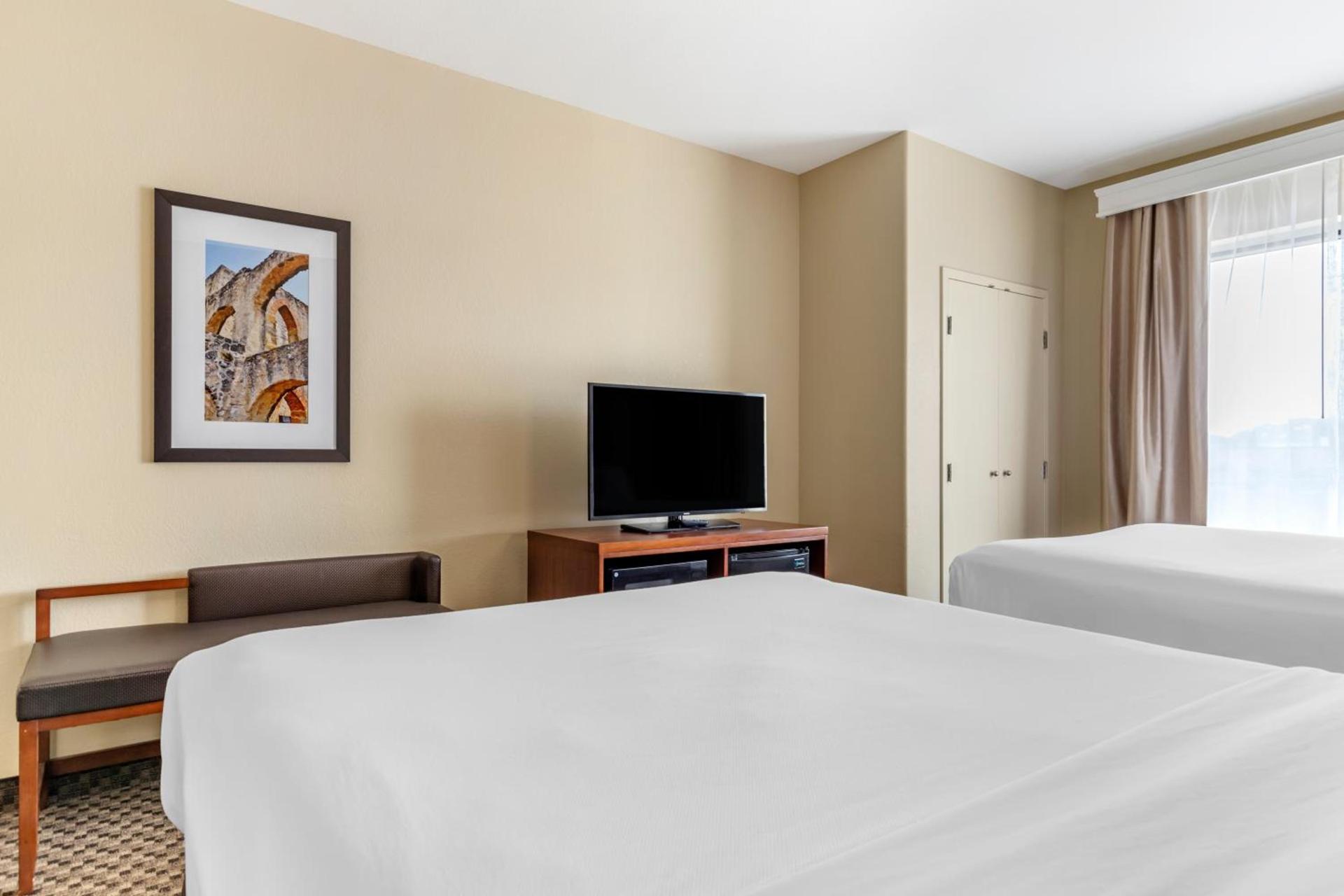 Comfort Suites Medical Center near Six Flags photo 56