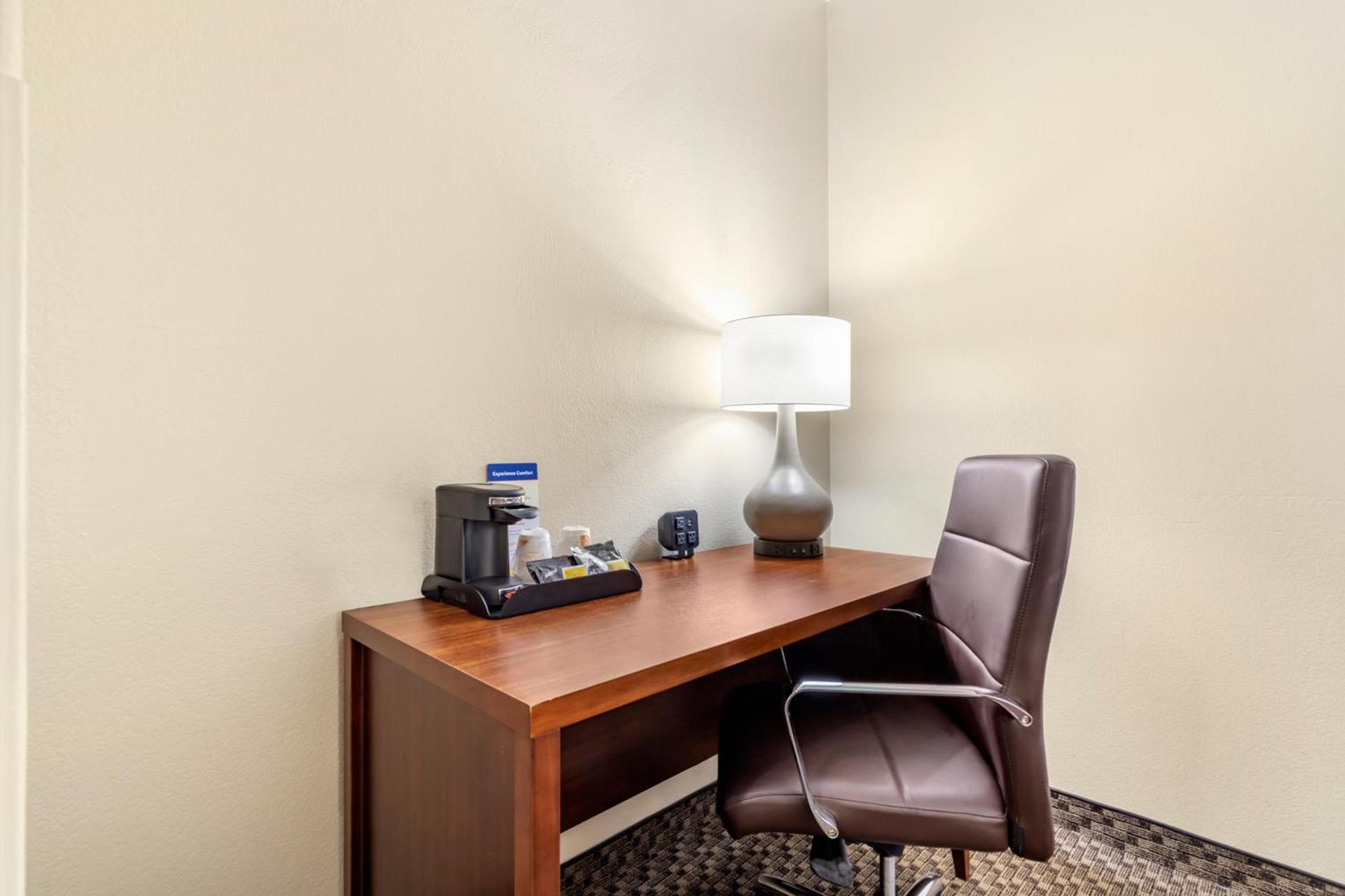 Comfort Suites Medical Center near Six Flags photo 52