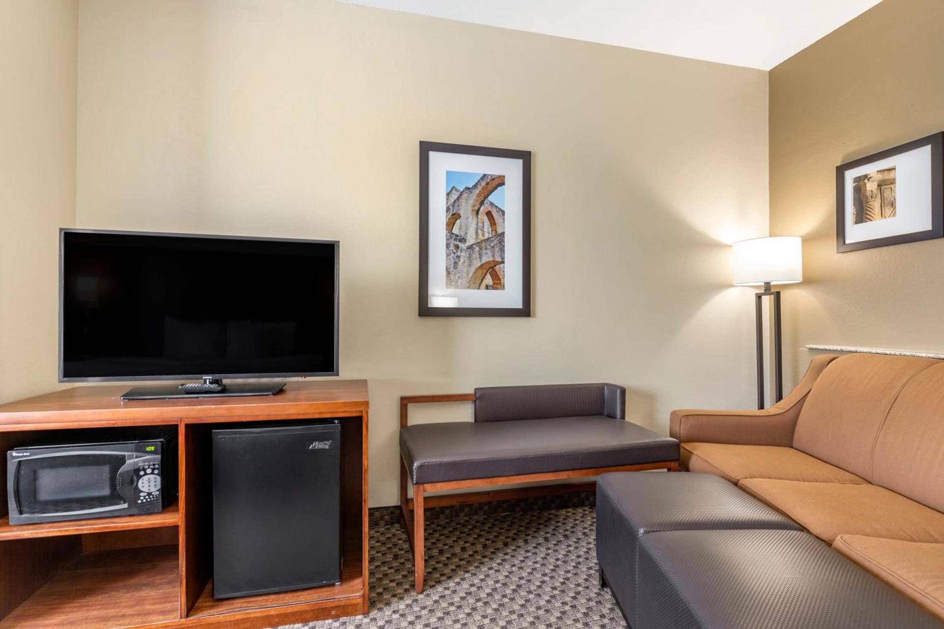 Comfort Suites Medical Center near Six Flags photo 51