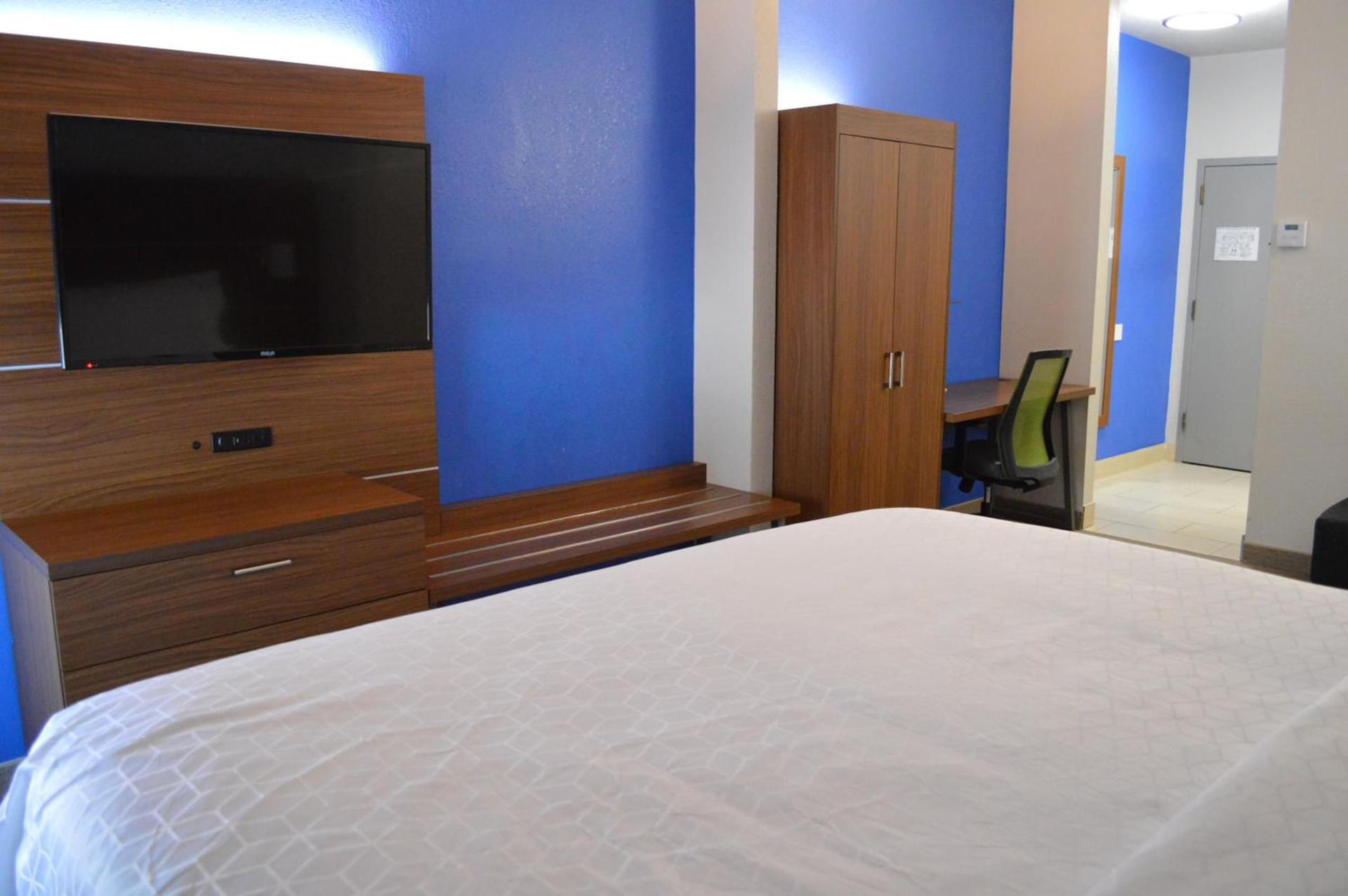 Holiday Inn Express & Suites Batesville by IHG photo 42