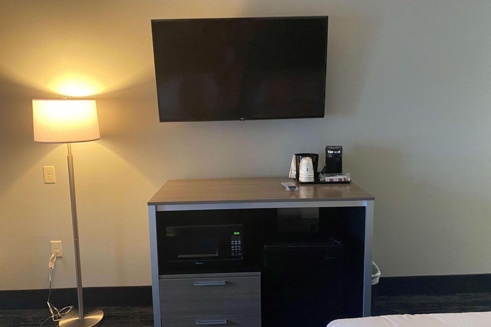 Baymont by Wyndham Madison photo 17