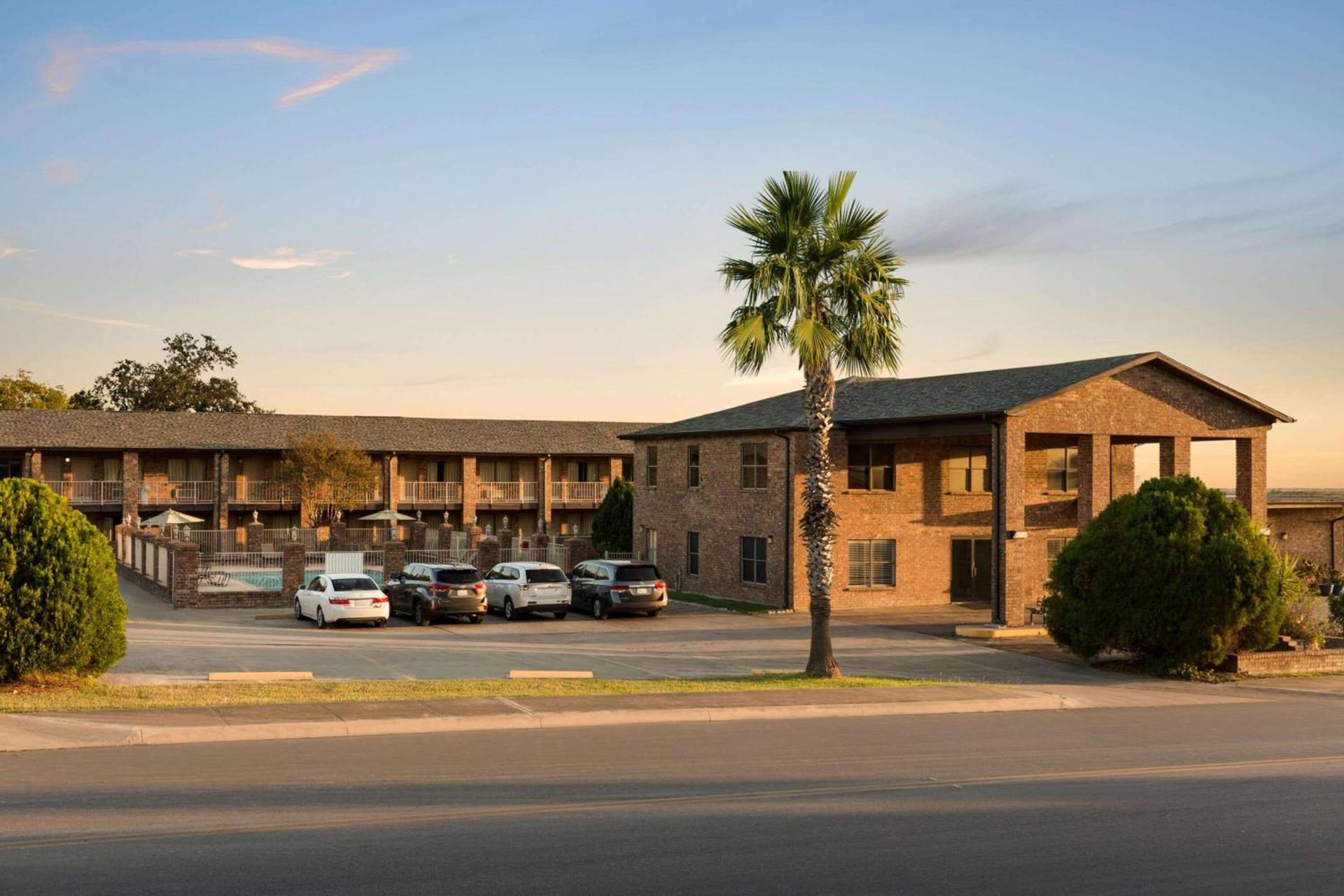 Super 8 by Wyndham Universal City photo 3