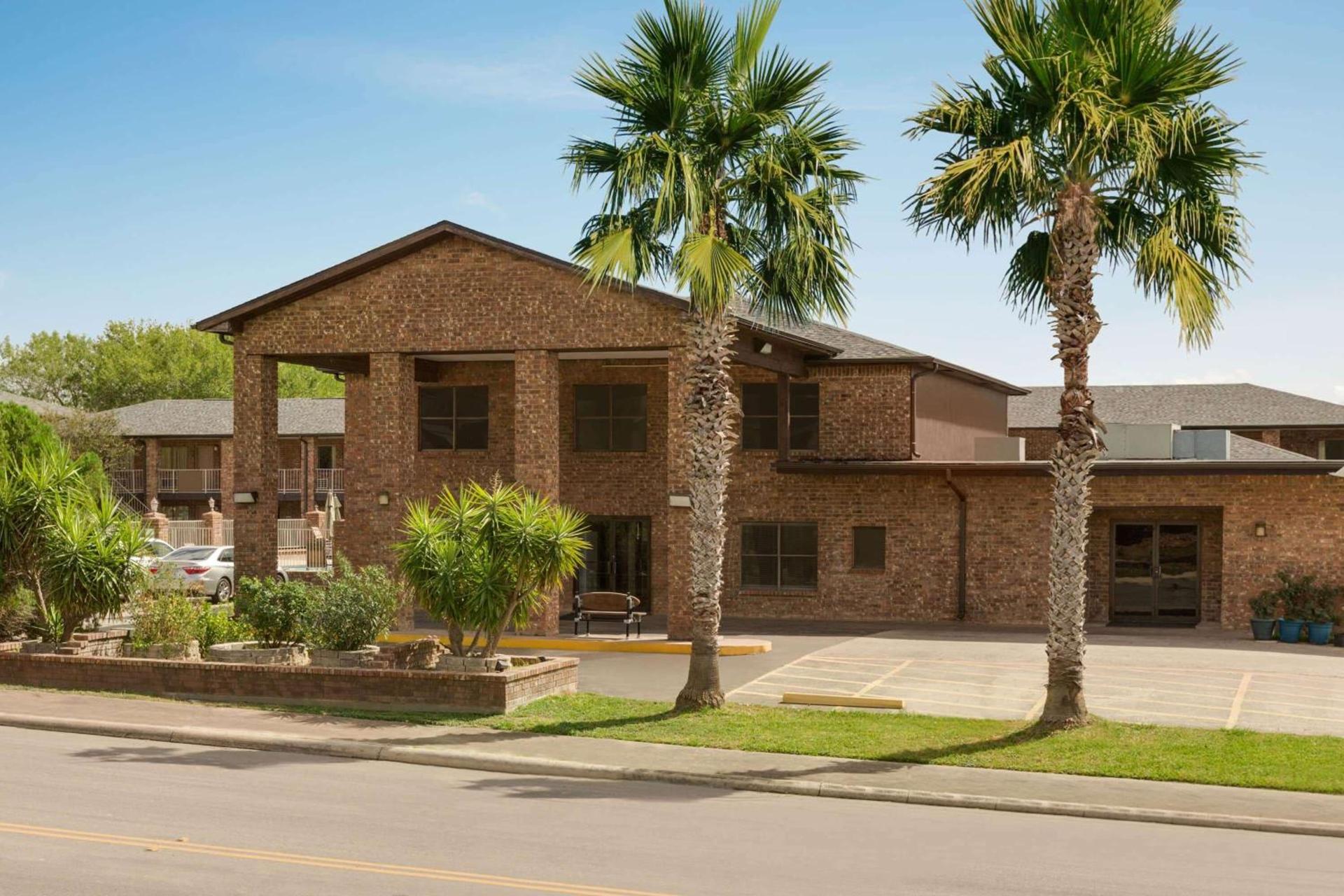 Super 8 by Wyndham Universal City photo 1