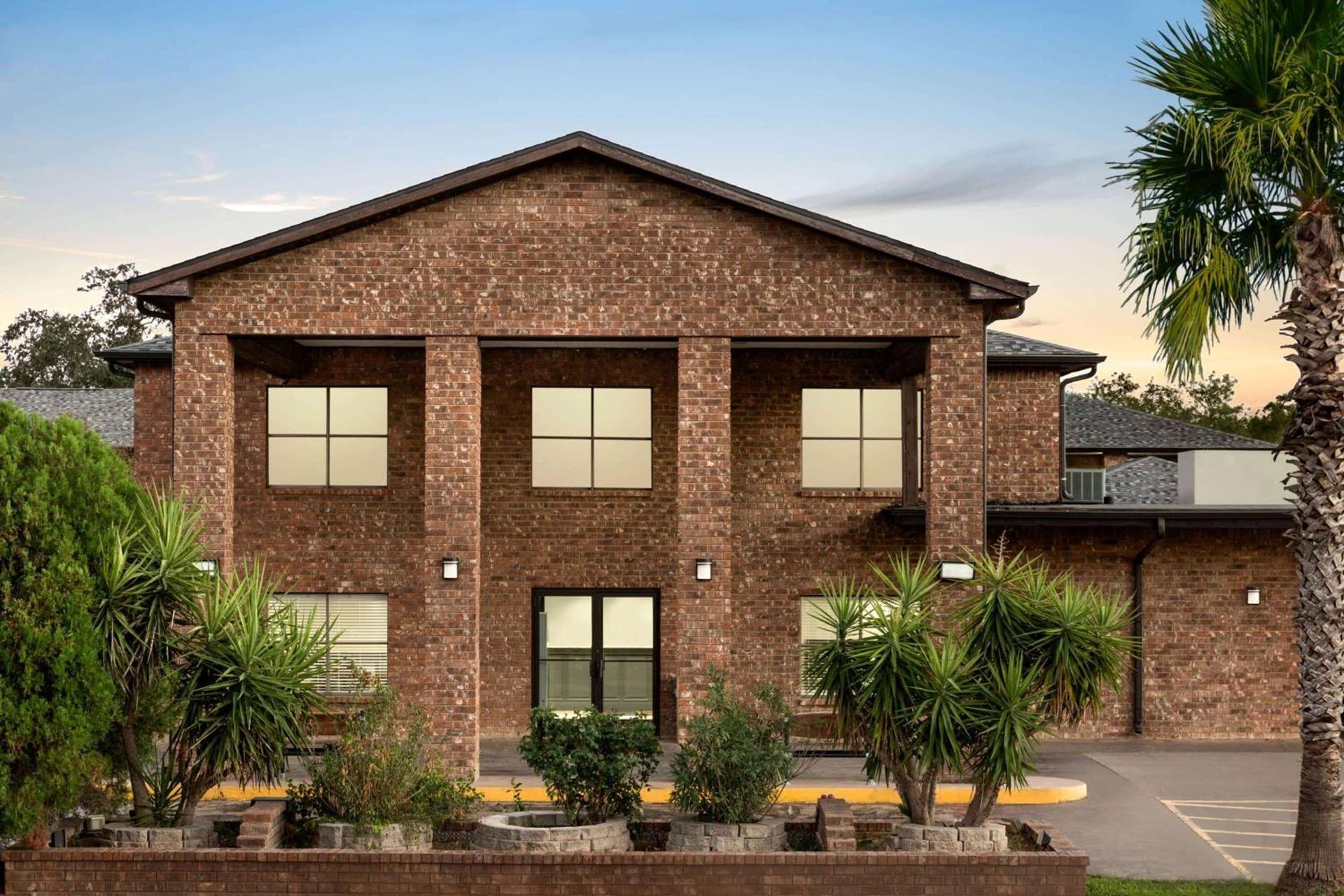 Super 8 by Wyndham Universal City photo 2