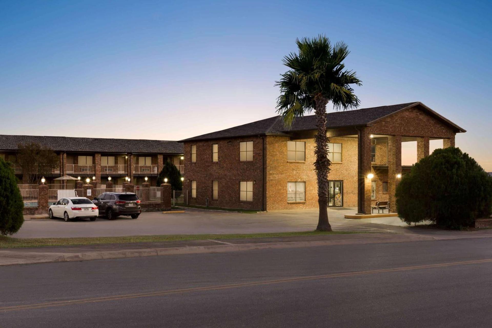 Super 8 by Wyndham Universal City photo 4