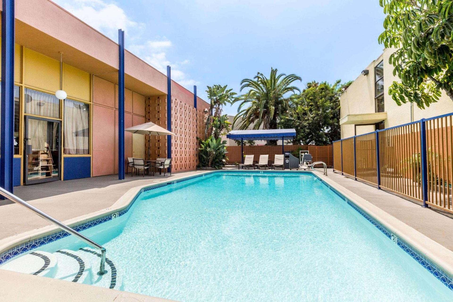 Days Inn by Wyndham Los Angeles LAX Airport Stadium Area photo 4