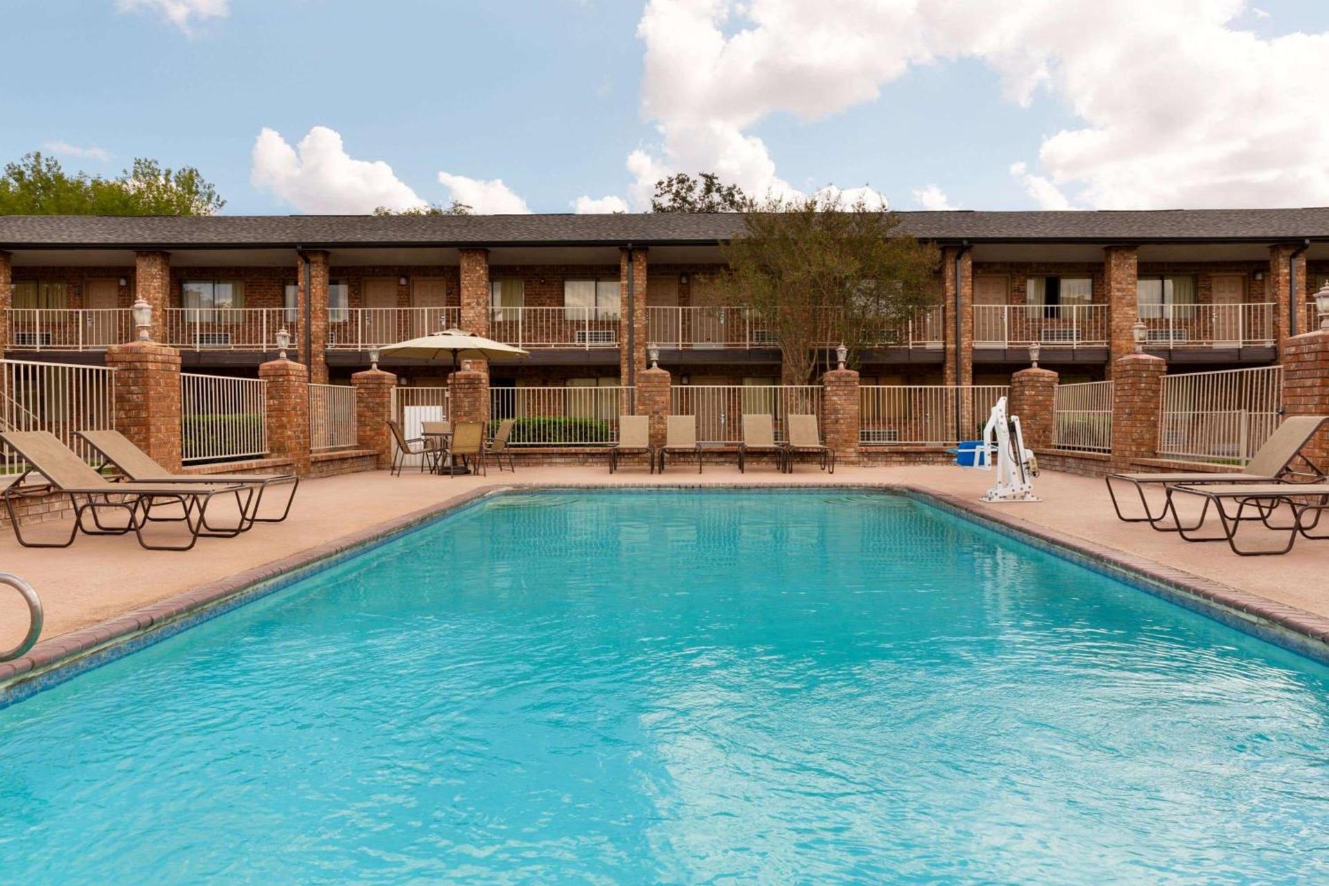 Super 8 by Wyndham Universal City photo 15