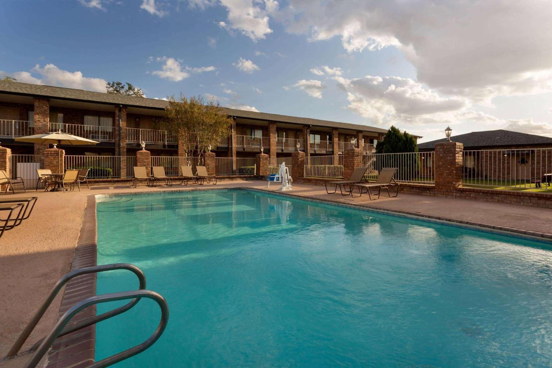Super 8 by Wyndham Universal City photo 11