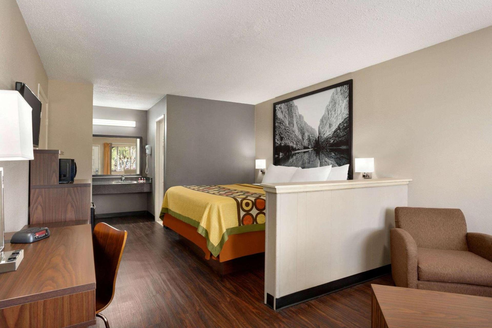 Super 8 by Wyndham Universal City photo 18