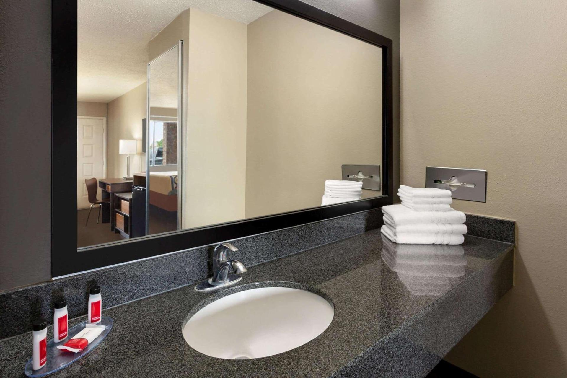 Super 8 by Wyndham Universal City photo 26