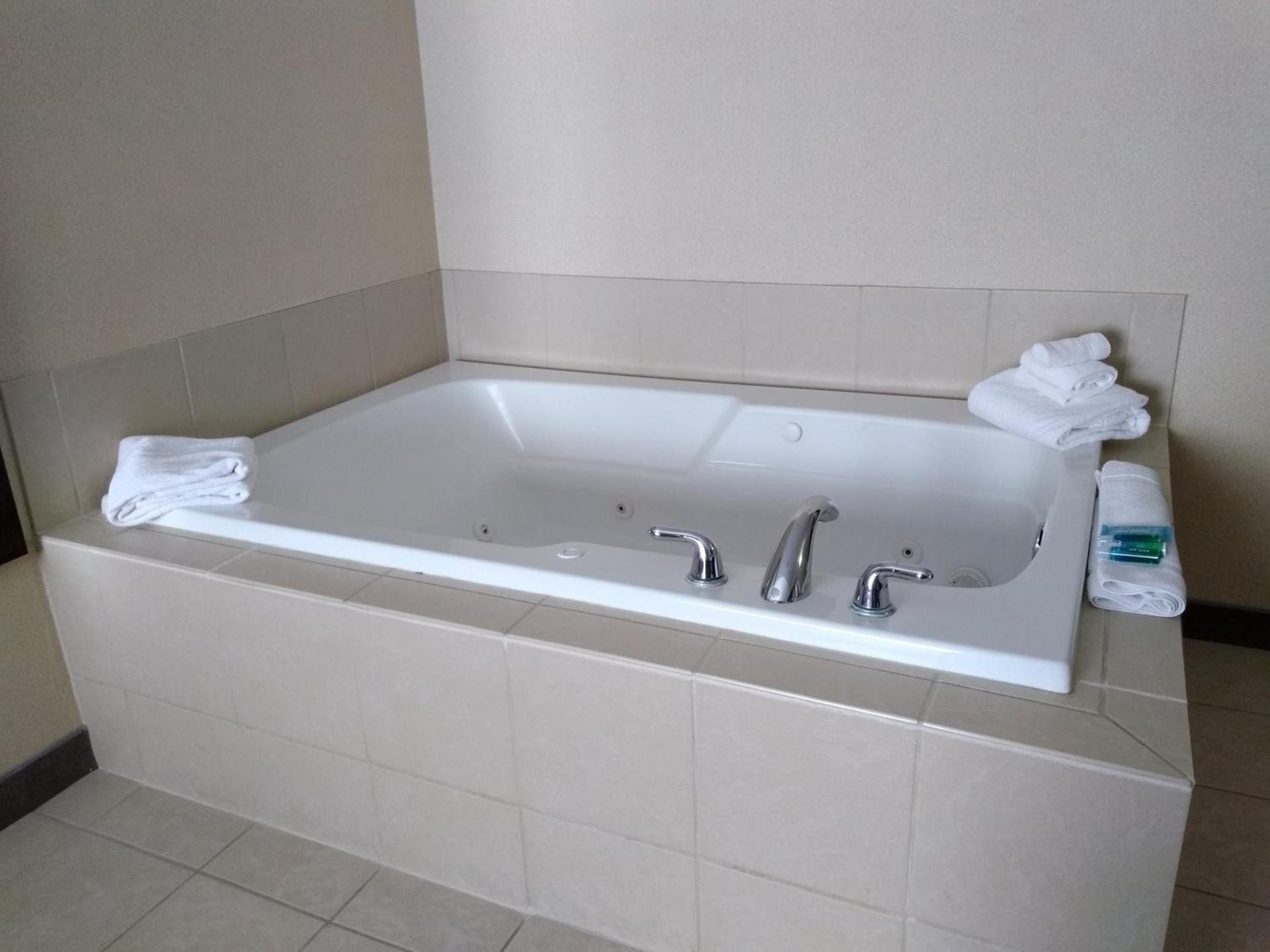Holiday Inn Express Hotel & Suites Waterford by IHG photo 42