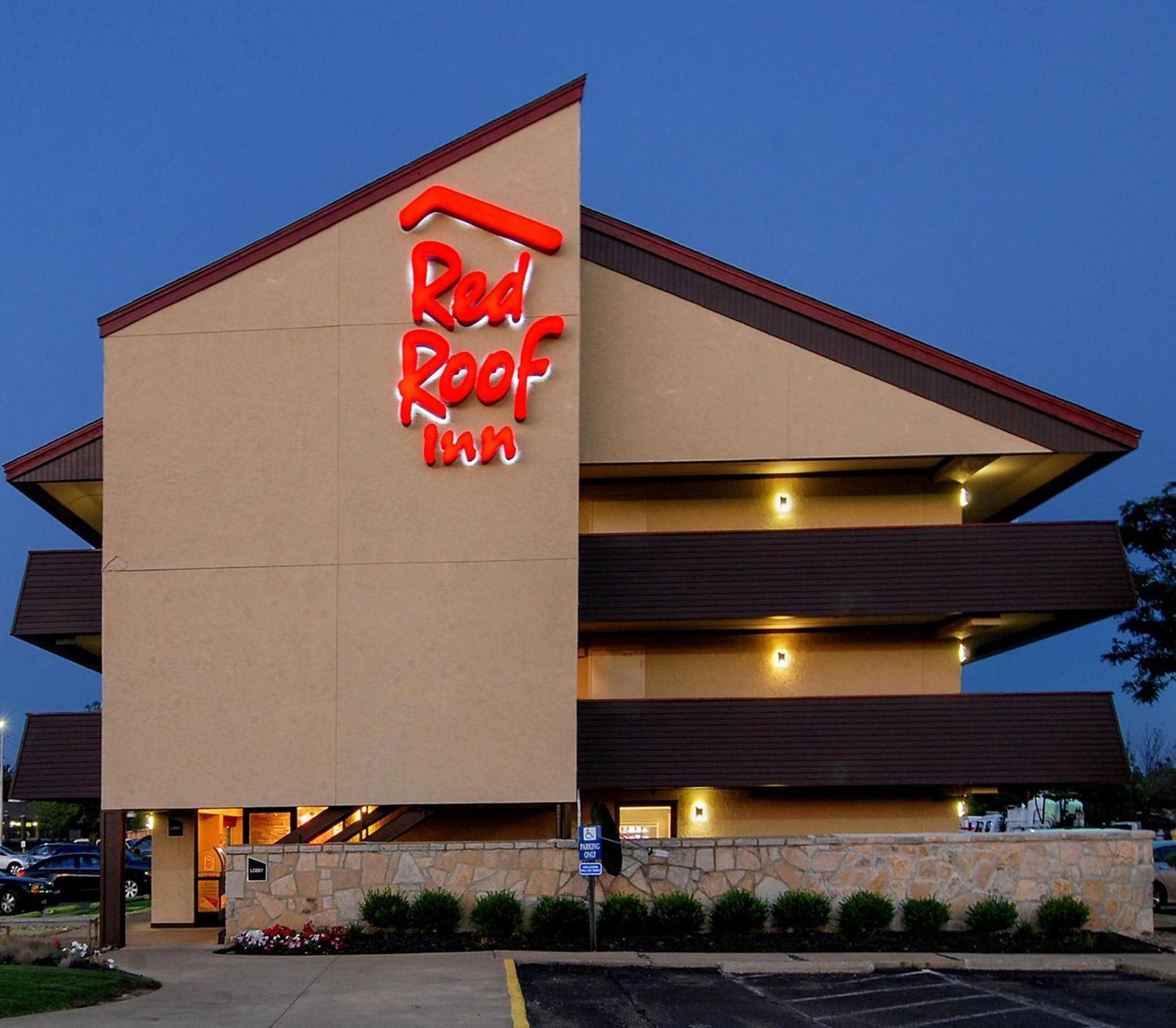 Red Roof Inn Toledo University photo 2
