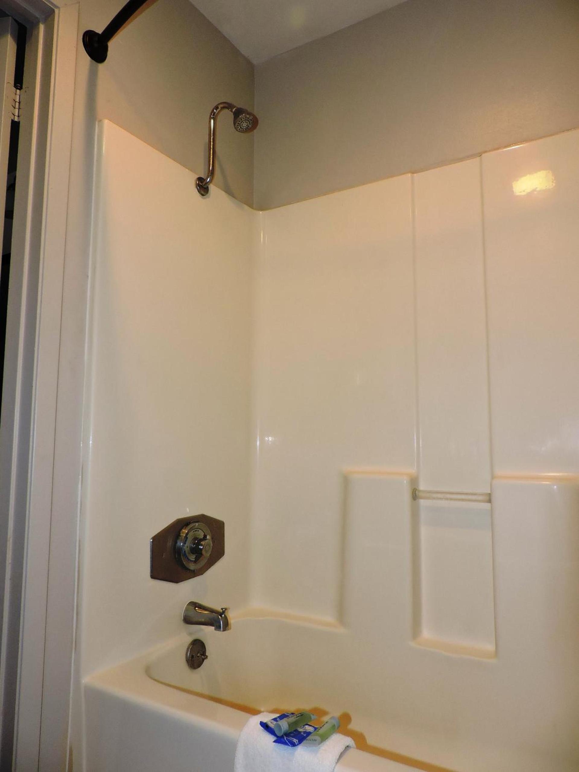 Riata Inn - Rankin photo 9