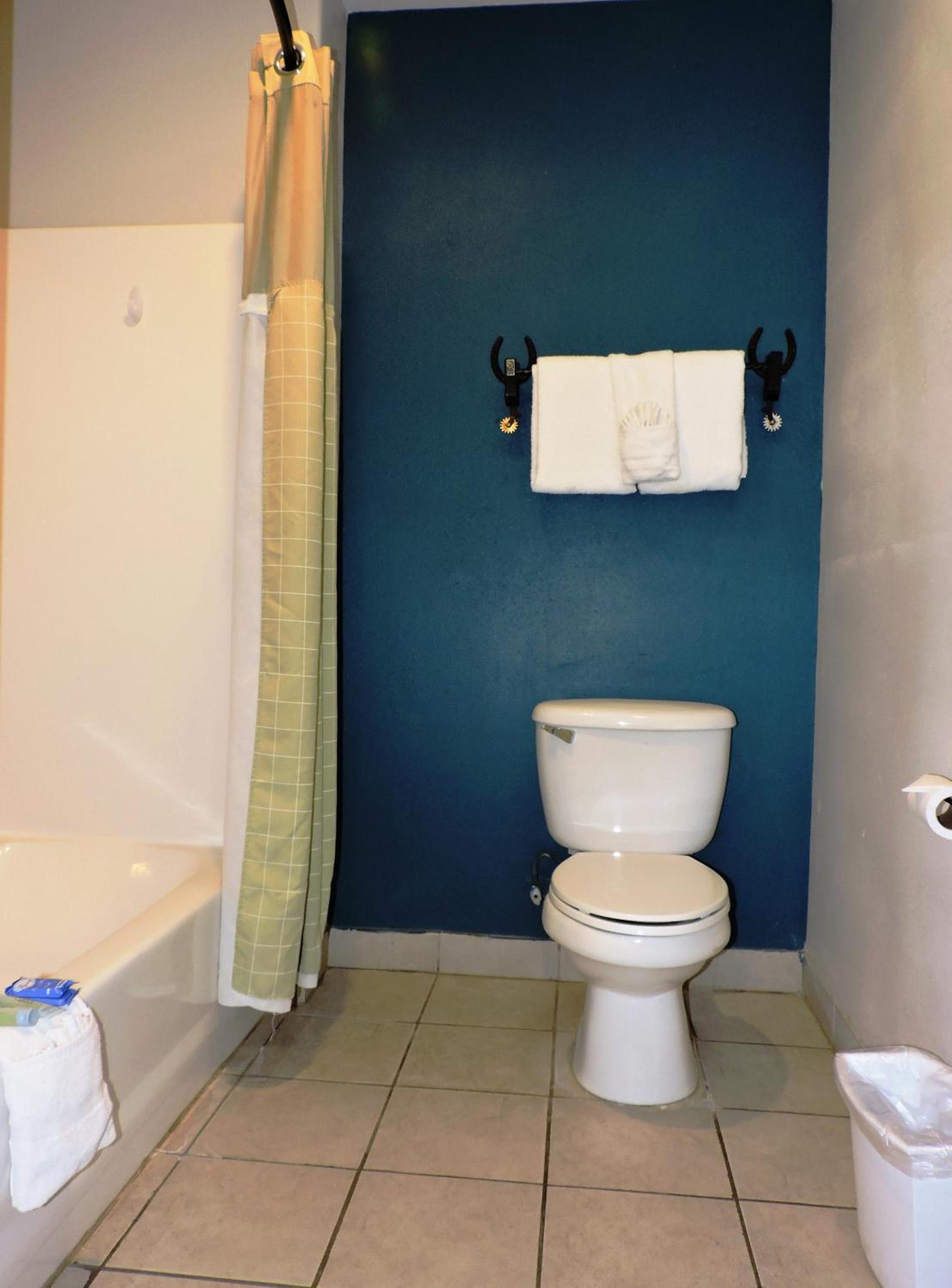 Riata Inn - Rankin photo 14
