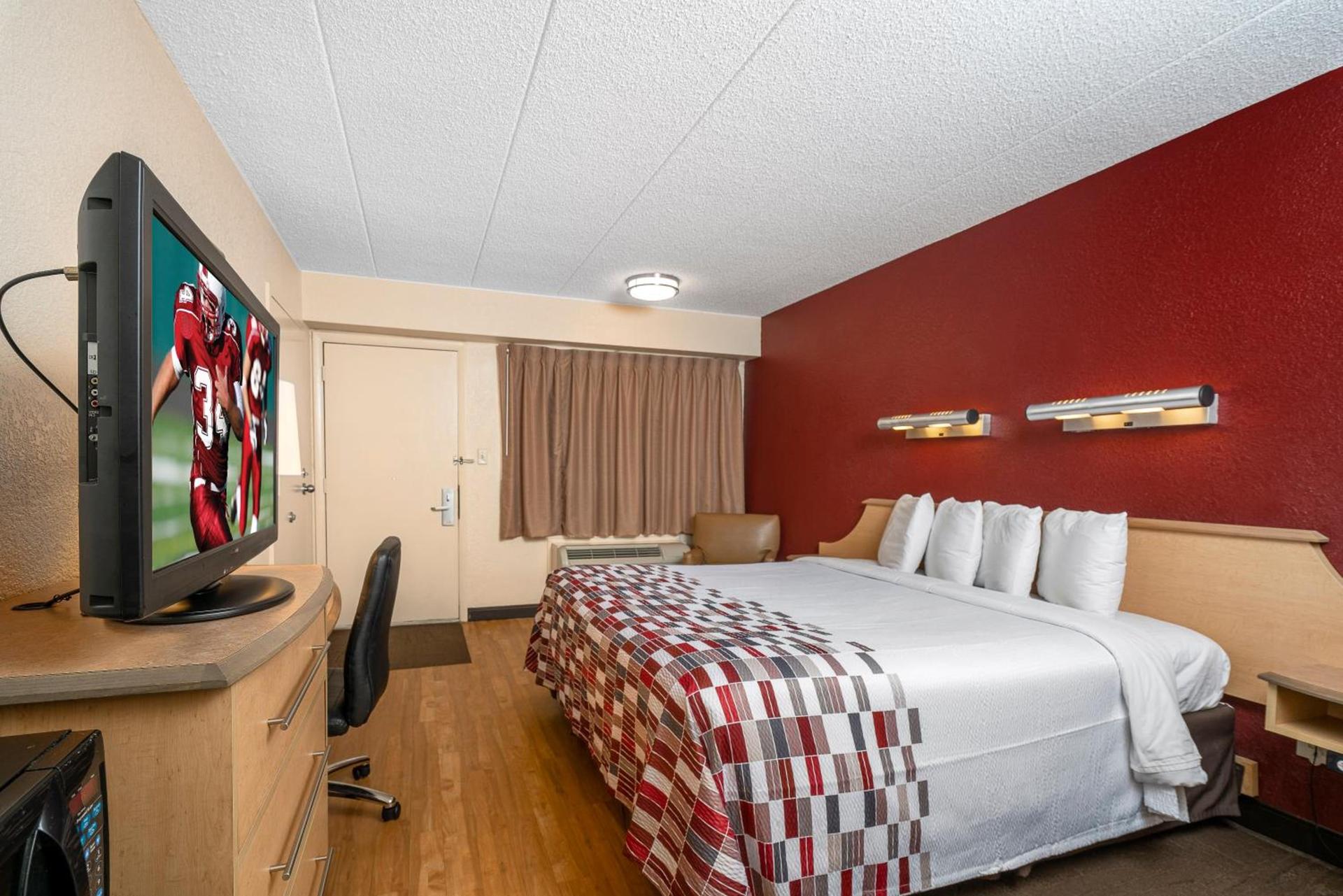 Red Roof Inn Detroit Metro Airport - Taylor photo 17