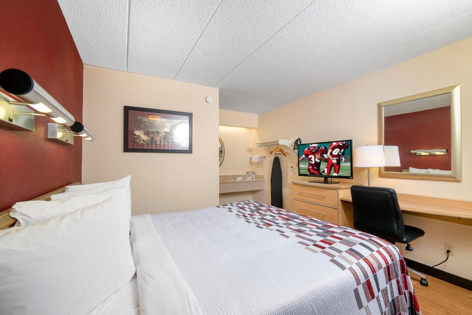 Red Roof Inn Detroit Metro Airport - Taylor photo 12