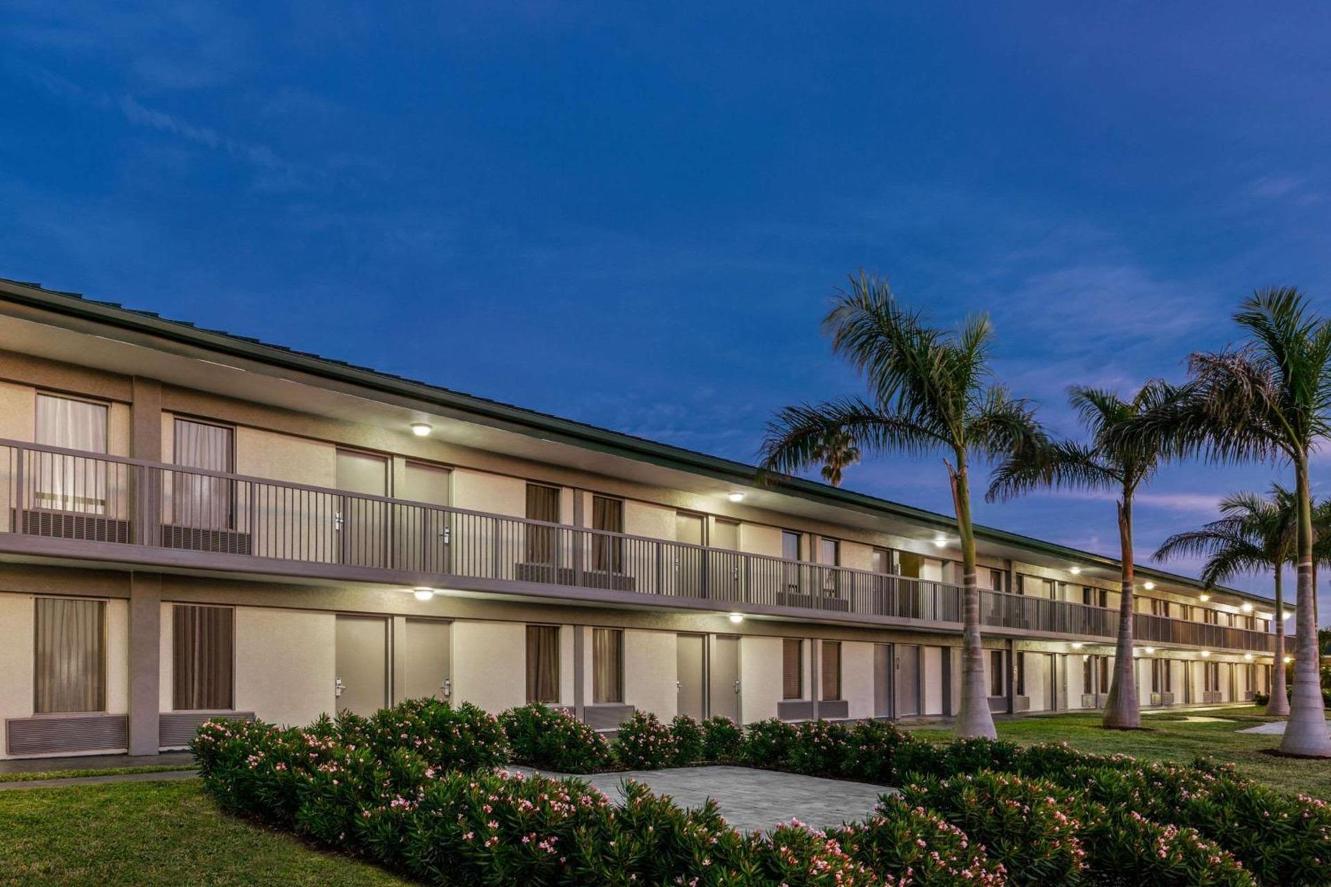 Ramada by Wyndham Sarasota Waterfront — hotel in Sarasota