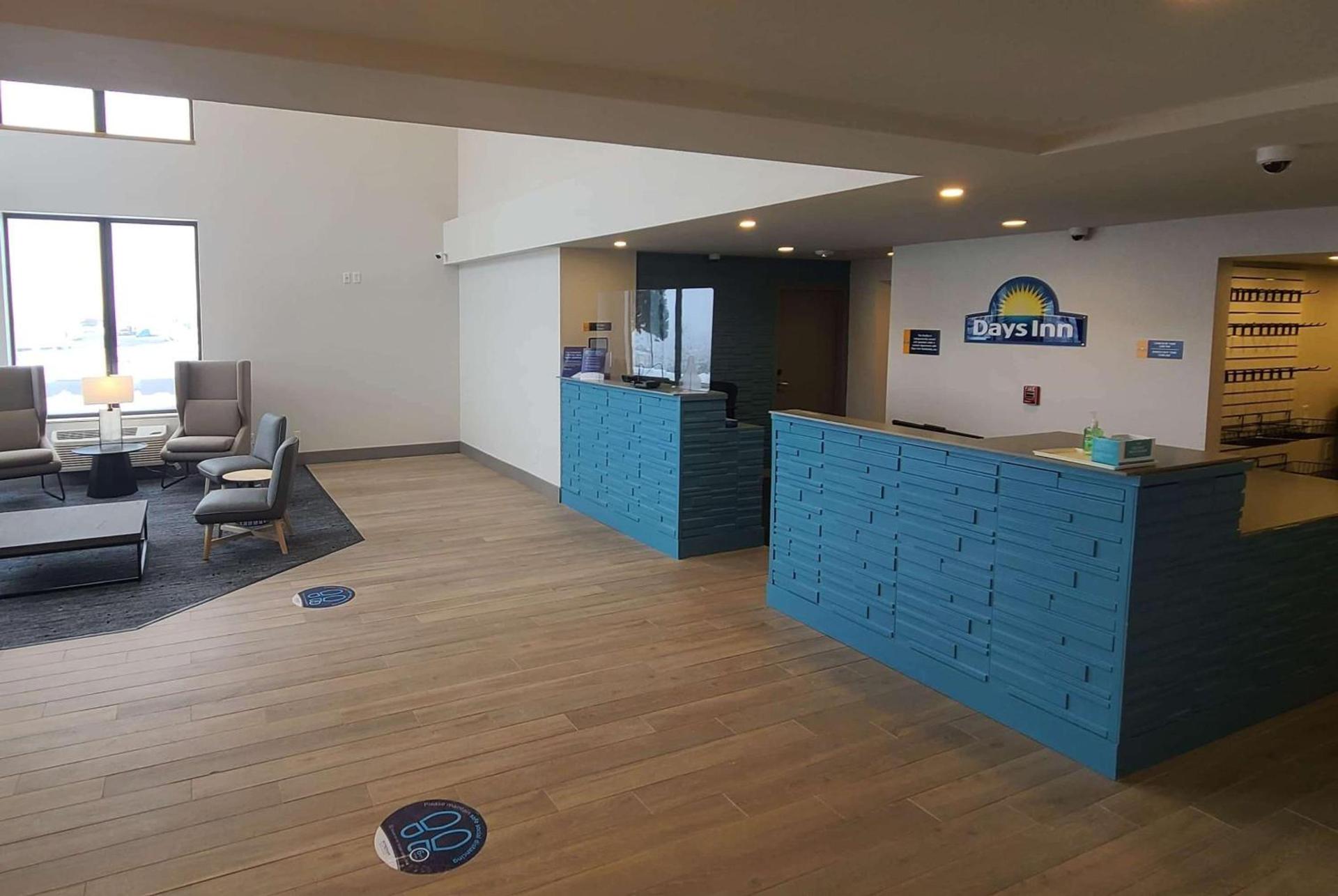 Days Inn by Wyndham Johnson Creek photo 2