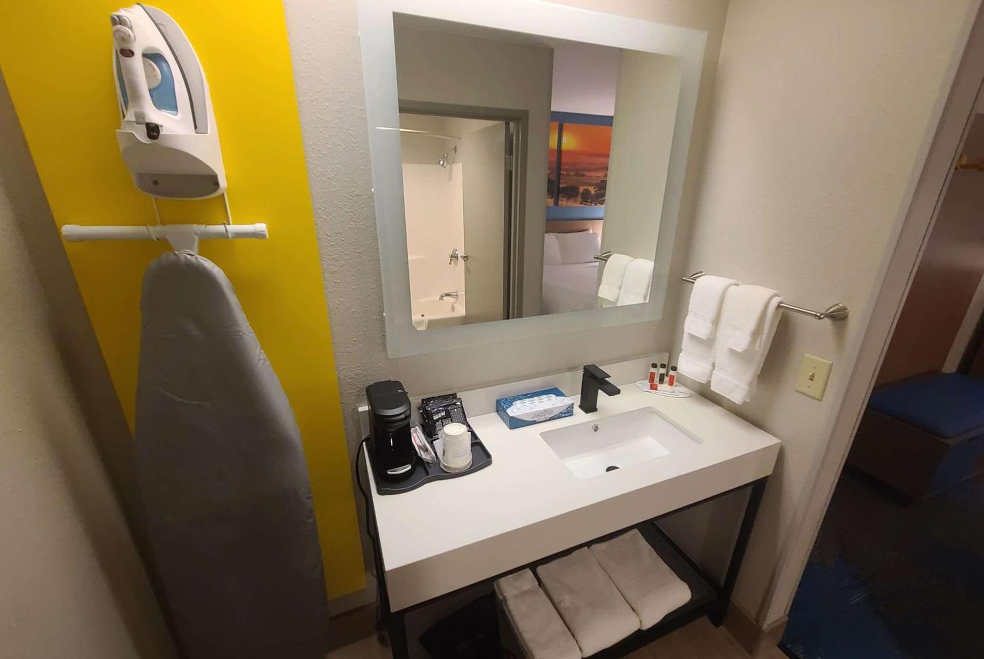 Days Inn by Wyndham Johnson Creek photo 5
